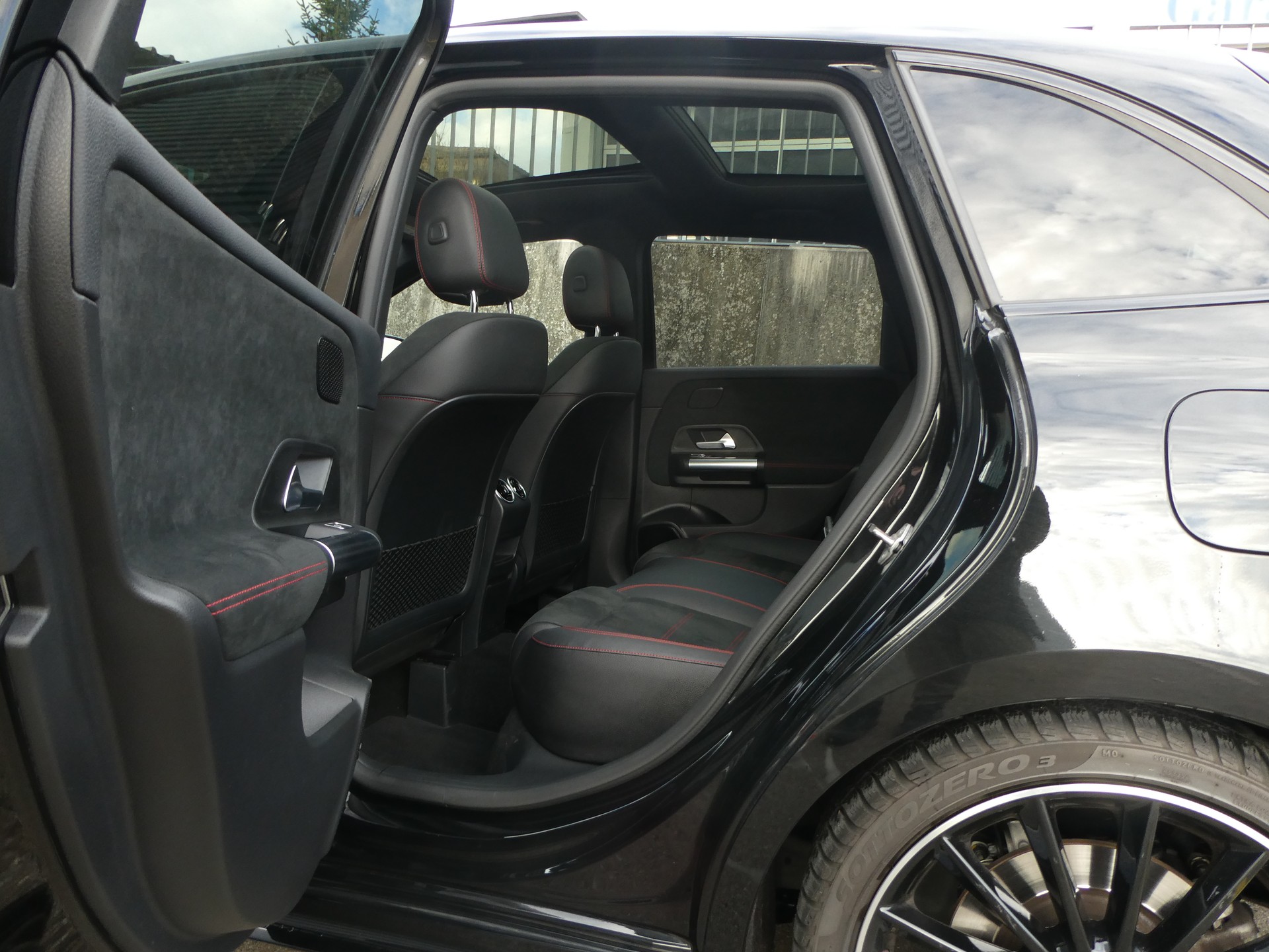 MERCEDES-BENZ B 250 4Matic AMG Line-image-8
