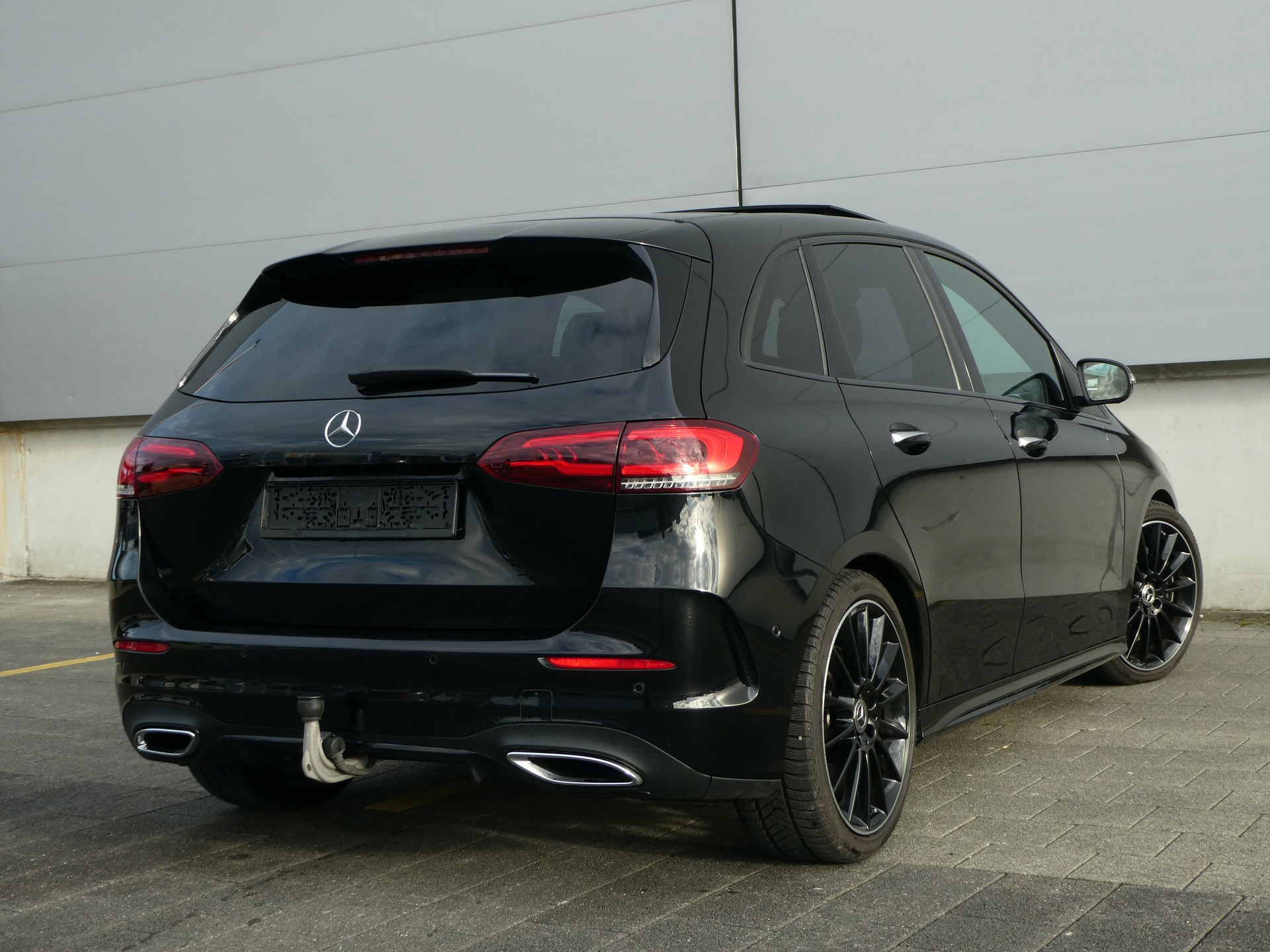 MERCEDES-BENZ B 250 4Matic AMG Line-image-5