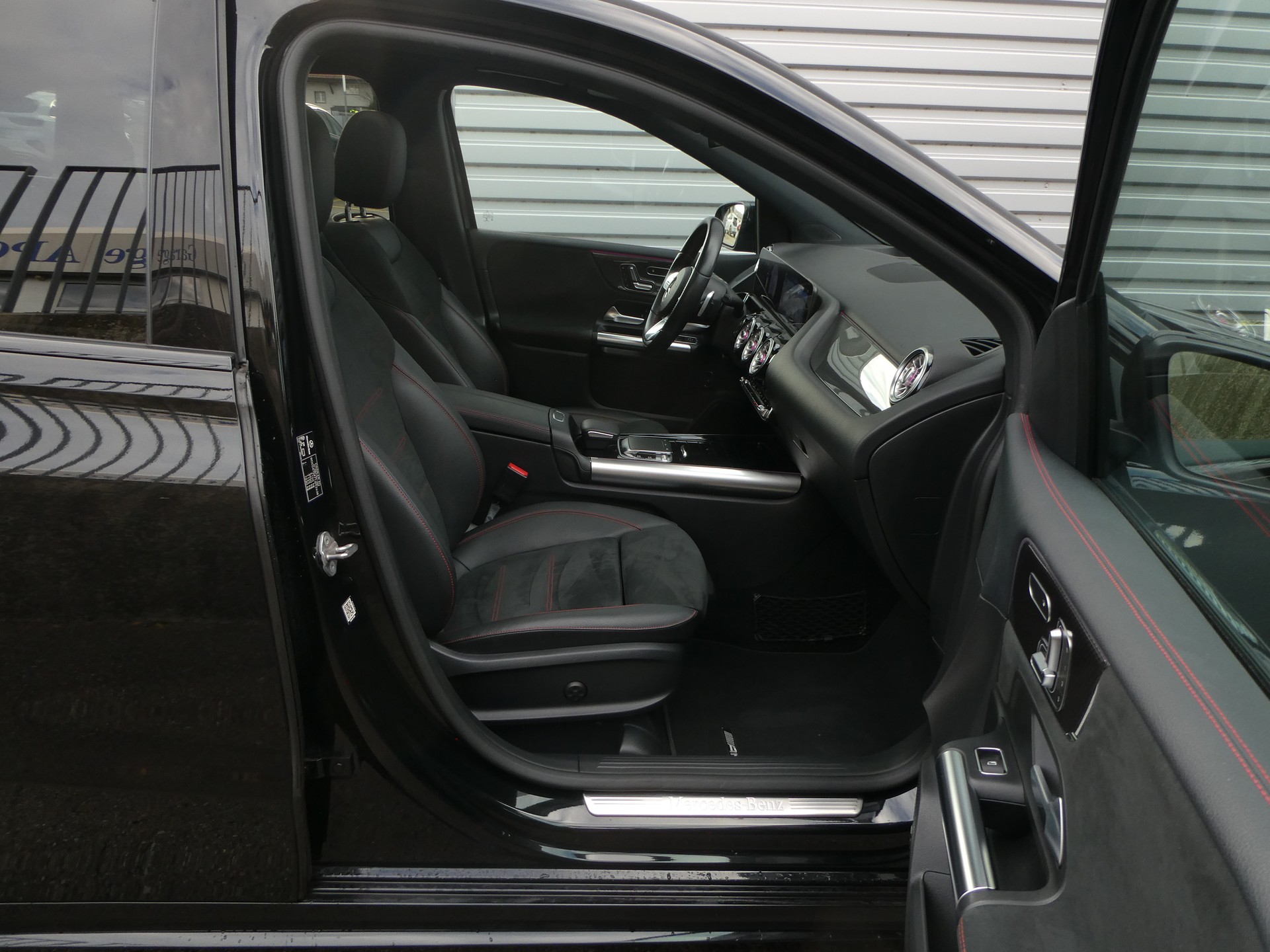 MERCEDES-BENZ B 250 4Matic AMG Line-image-9