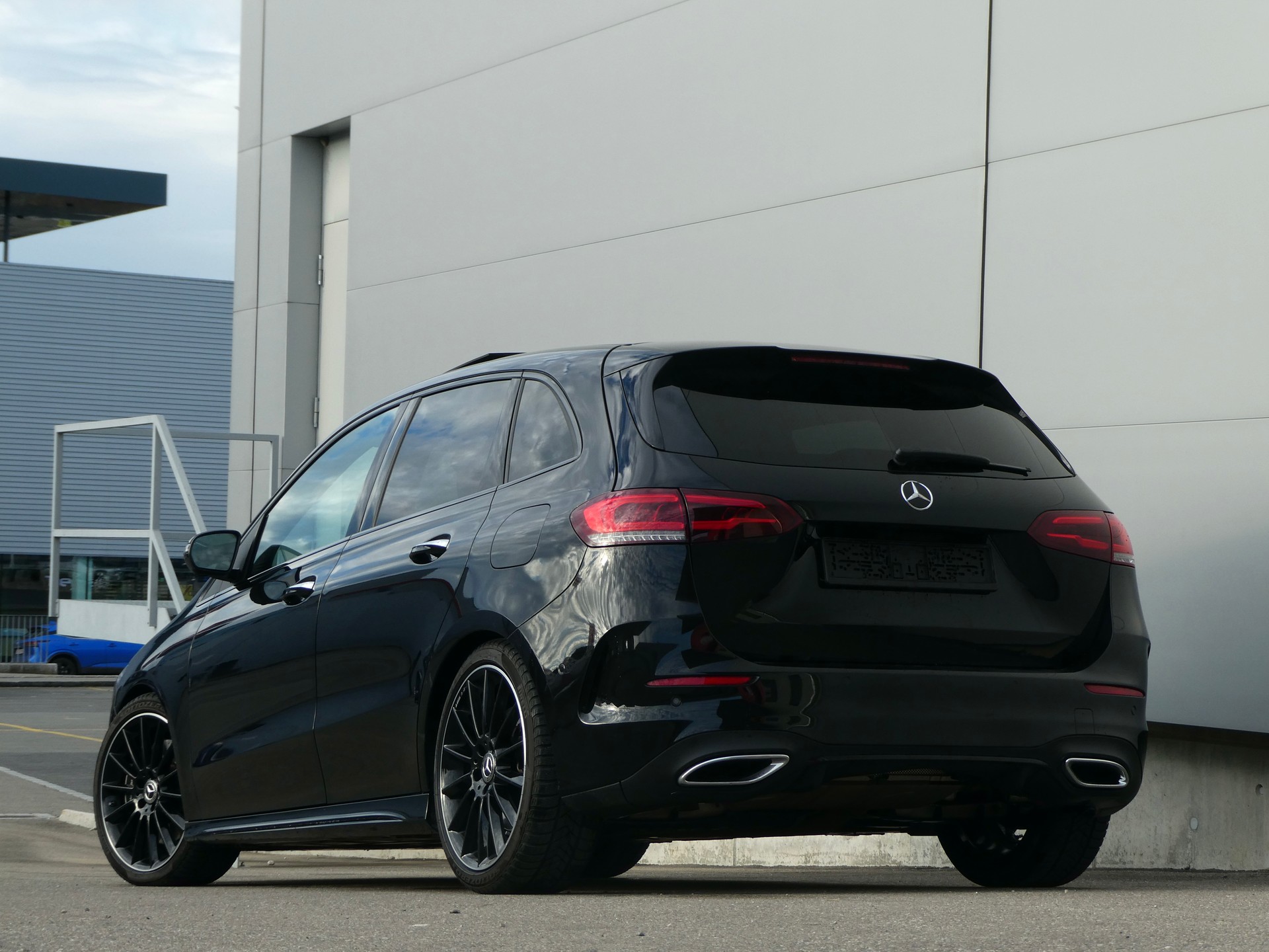 MERCEDES-BENZ B 250 4Matic AMG Line-image-3