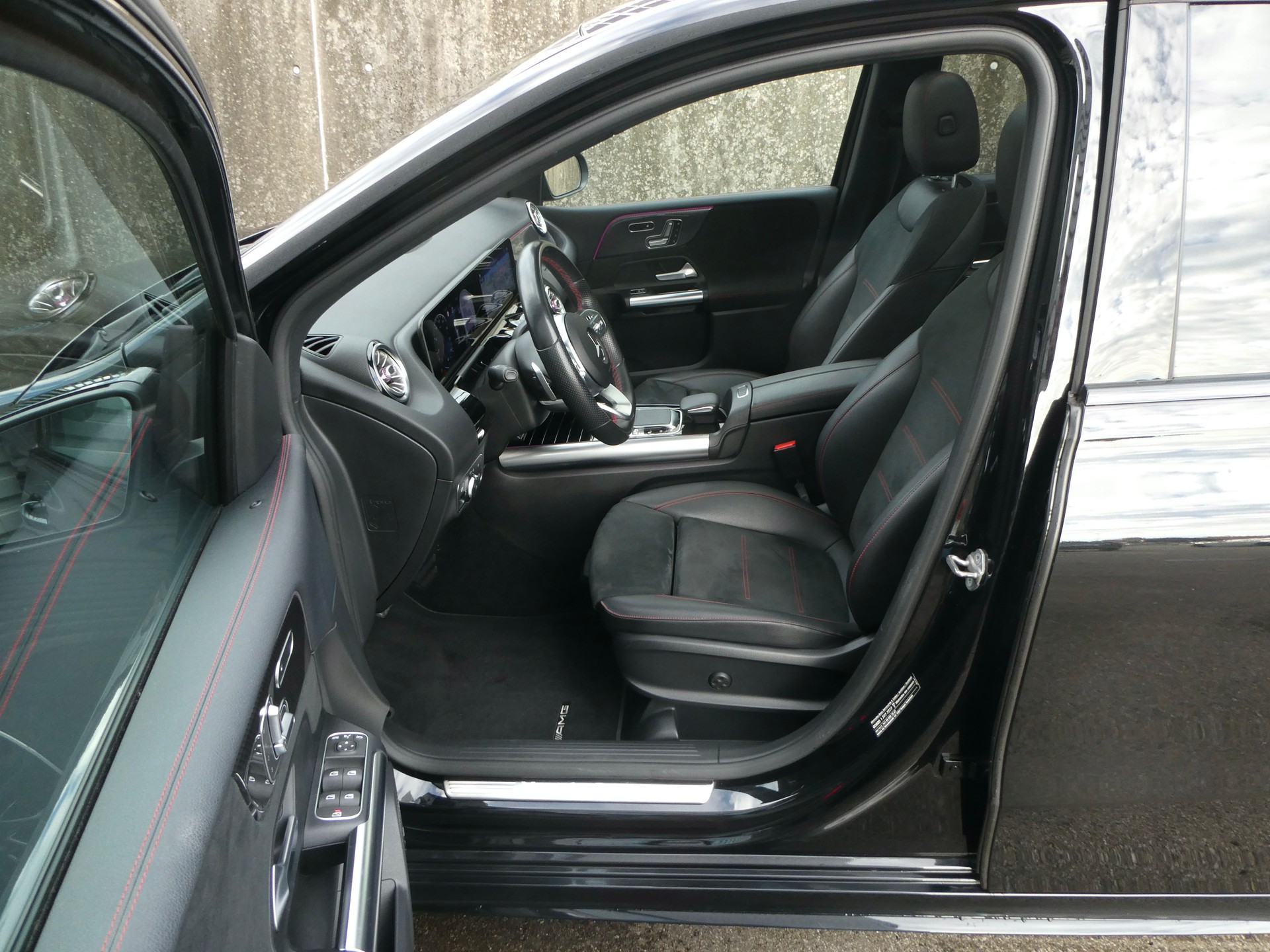 MERCEDES-BENZ B 250 4Matic AMG Line-image-7