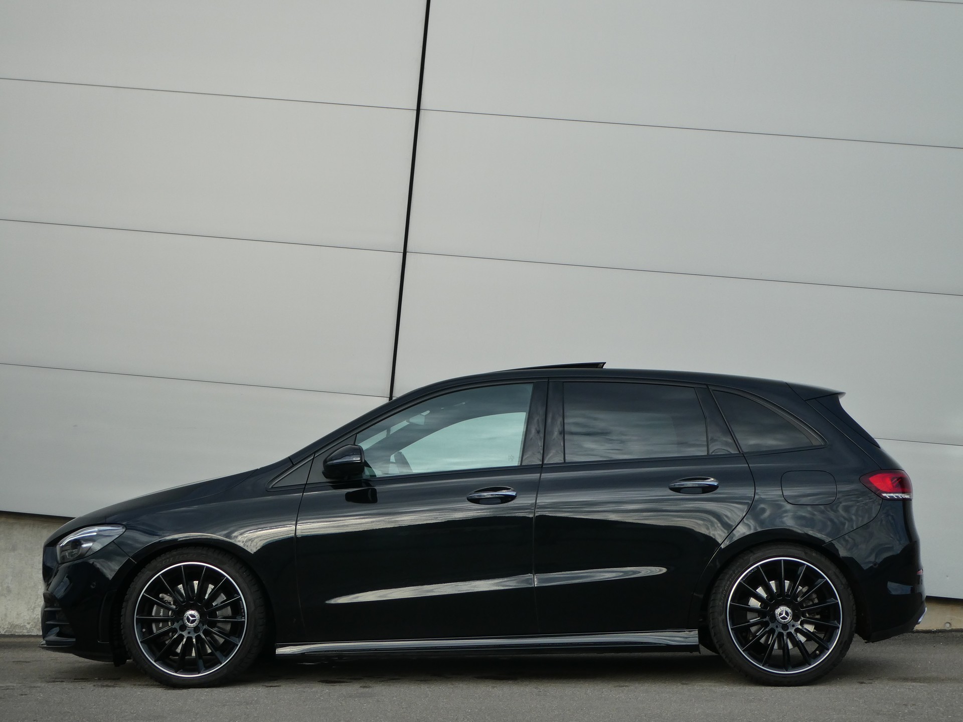 MERCEDES-BENZ B 250 4Matic AMG Line-image-2
