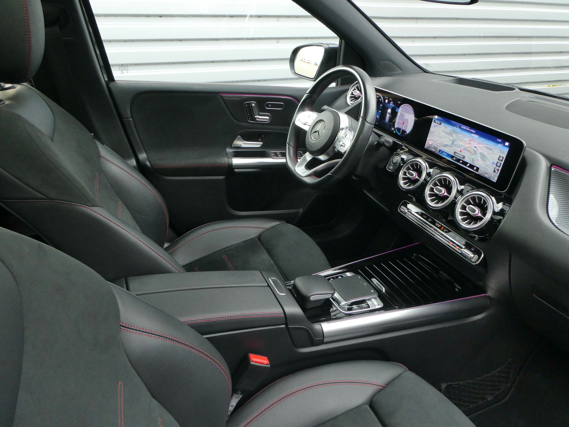 MERCEDES-BENZ B 250 4Matic AMG Line-image-10