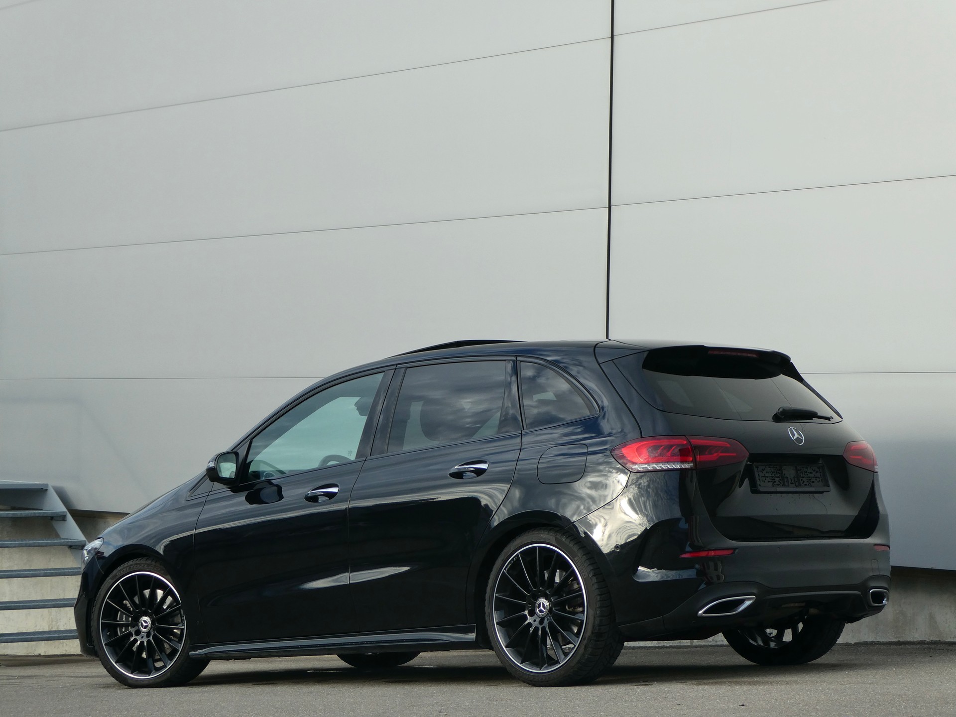 MERCEDES-BENZ B 250 4Matic AMG Line-image-4