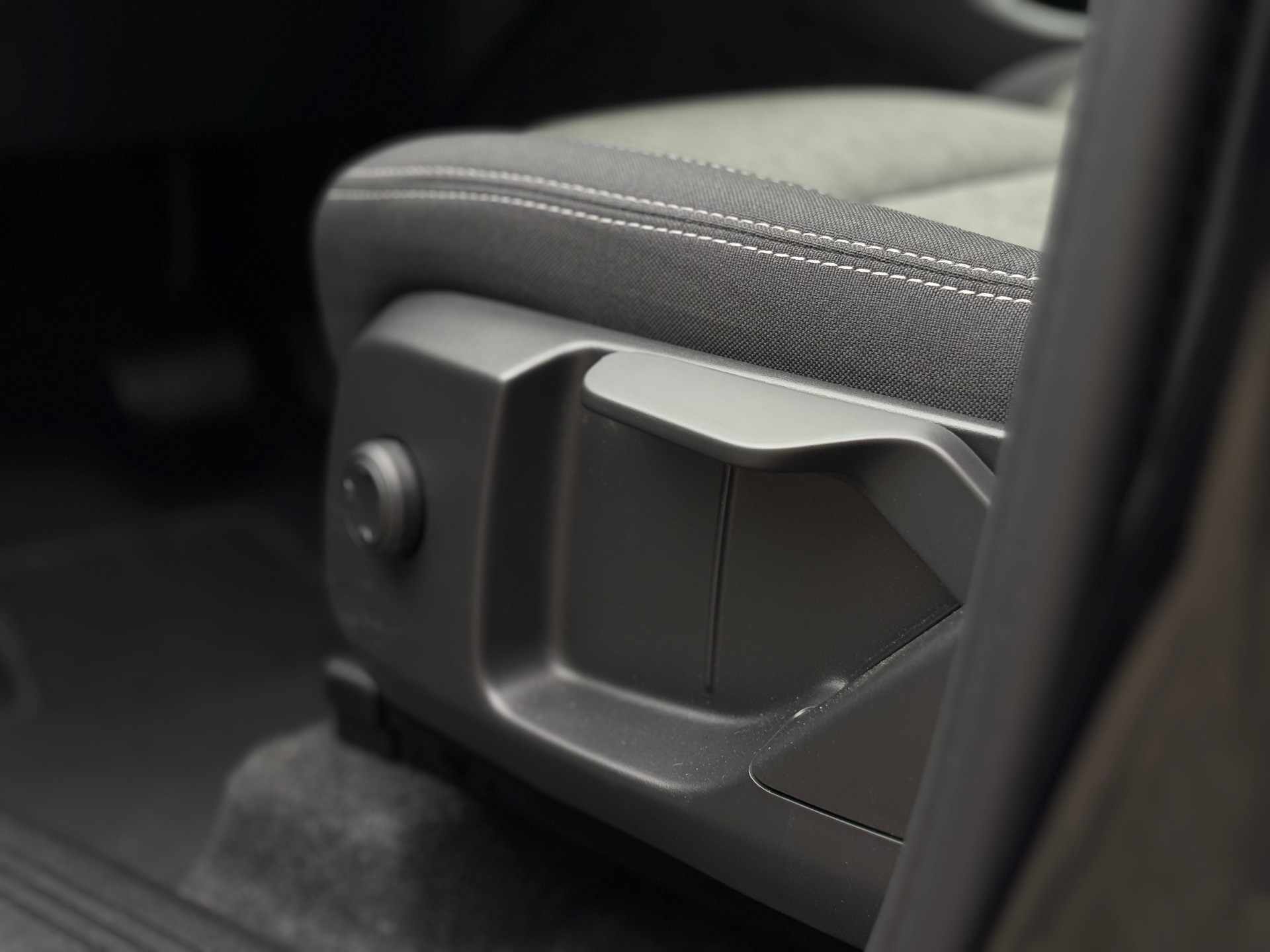 VOLVO XC40 2.0 B3 MH-image-14