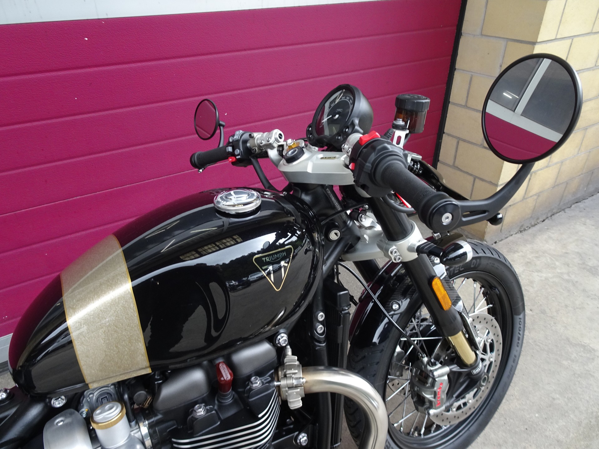 TRIUMPH Bonneville 1200 Bobber TFC-image-4