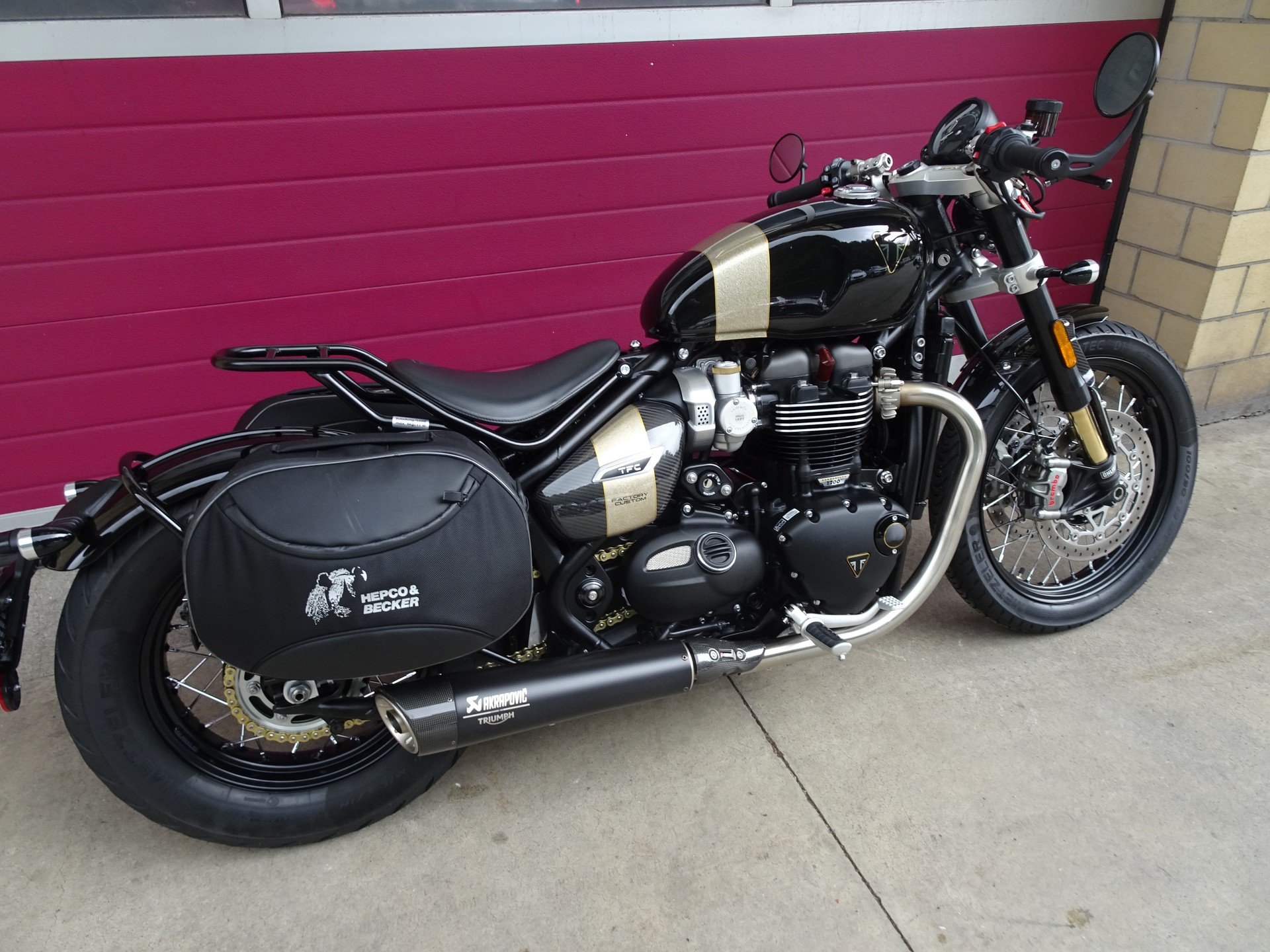 TRIUMPH Bonneville 1200 Bobber TFC-showroom-element-3