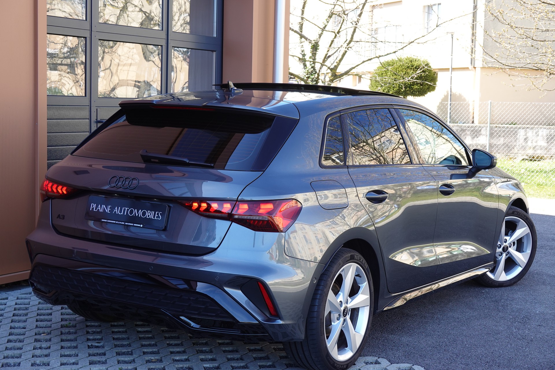 AUDI A3 Limousine 35 TFSI S-Line S-tronic - "Toit Ouvrant * Son B&O * Pack S-Line * Temp. Adapt * Drive Select * Caméra * Lum. Ambia"-image-5