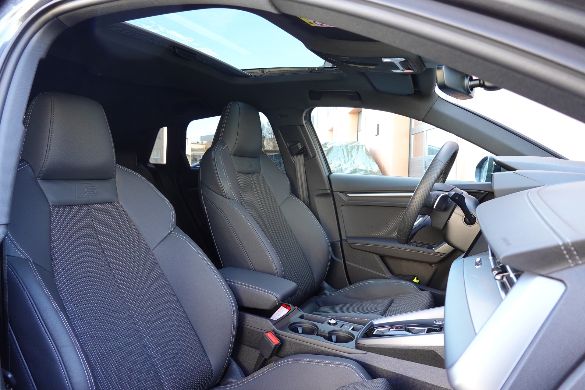 AUDI A3 Limousine 35 TFSI S-Line S-tronic - "Toit Ouvrant * Son B&O * Pack S-Line * Temp. Adapt * Drive Select * Caméra * Lum. Ambia"-image-31