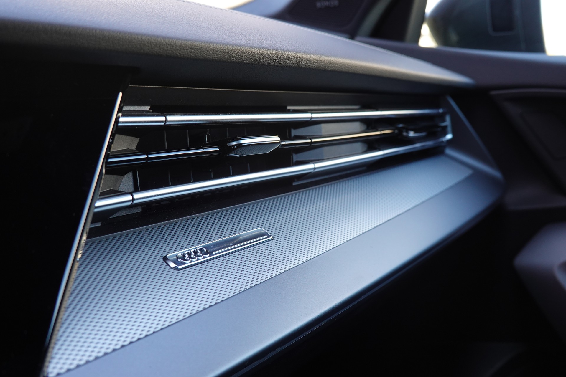 AUDI A3 Limousine 35 TFSI S-Line S-tronic - "Toit Ouvrant * Son B&O * Pack S-Line * Temp. Adapt * Drive Select * Caméra * Lum. Ambia"-image-27