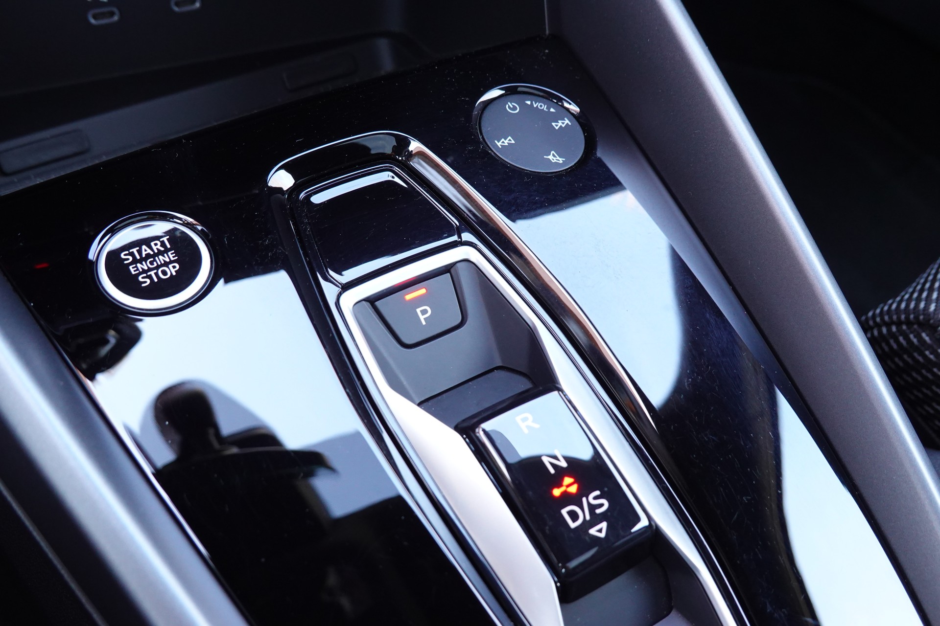 AUDI A3 Limousine 35 TFSI S-Line S-tronic - "Toit Ouvrant * Son B&O * Pack S-Line * Temp. Adapt * Drive Select * Caméra * Lum. Ambia"-image-16