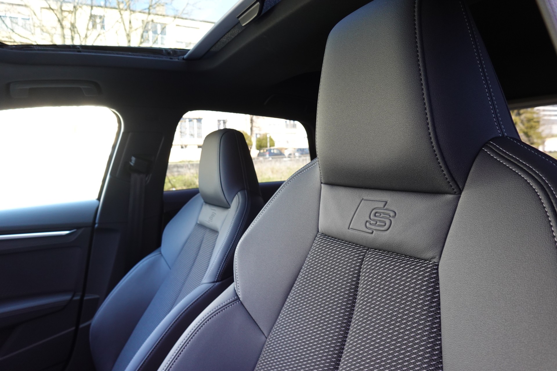 AUDI A3 Limousine 35 TFSI S-Line S-tronic - "Toit Ouvrant * Son B&O * Pack S-Line * Temp. Adapt * Drive Select * Caméra * Lum. Ambia"-image-30