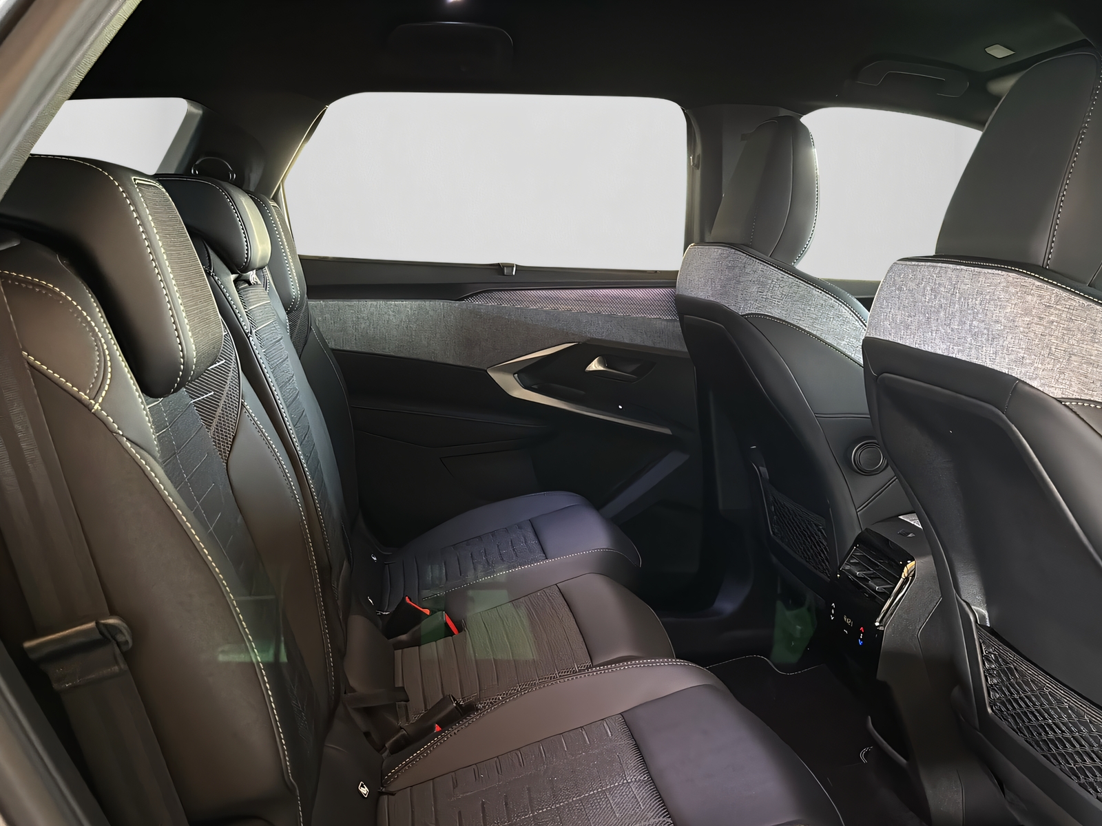 PEUGEOT 5008 1.2 Hybrid GT-image-16