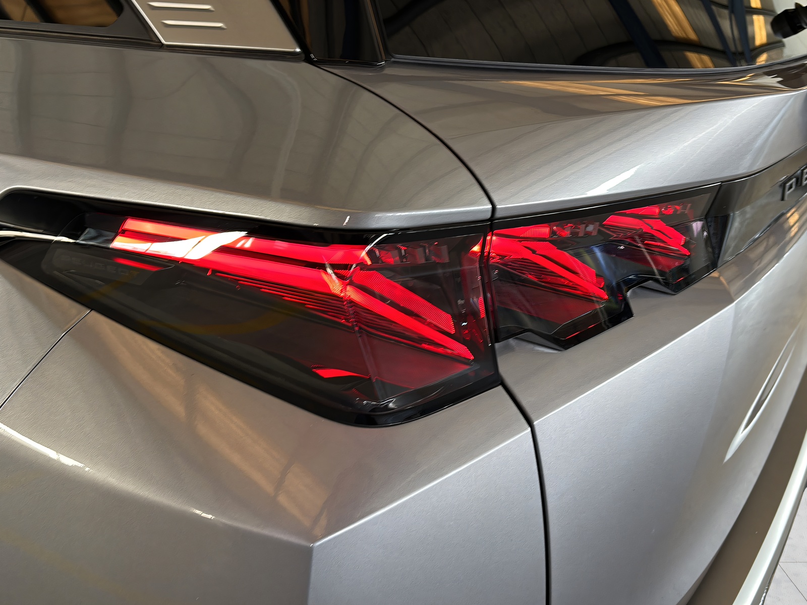 PEUGEOT 5008 1.2 Hybrid GT-image-7
