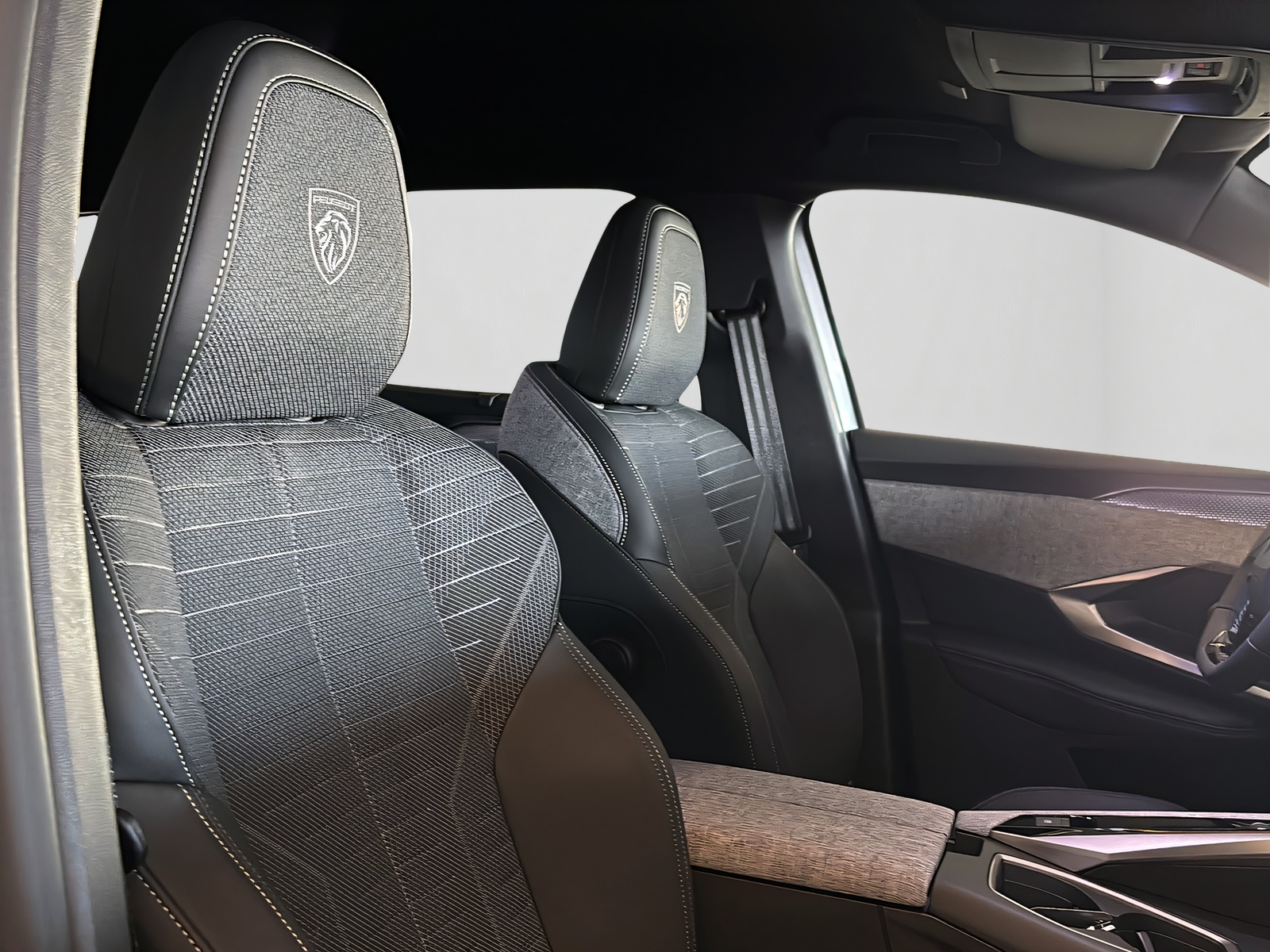 PEUGEOT 5008 1.2 Hybrid GT-image-14