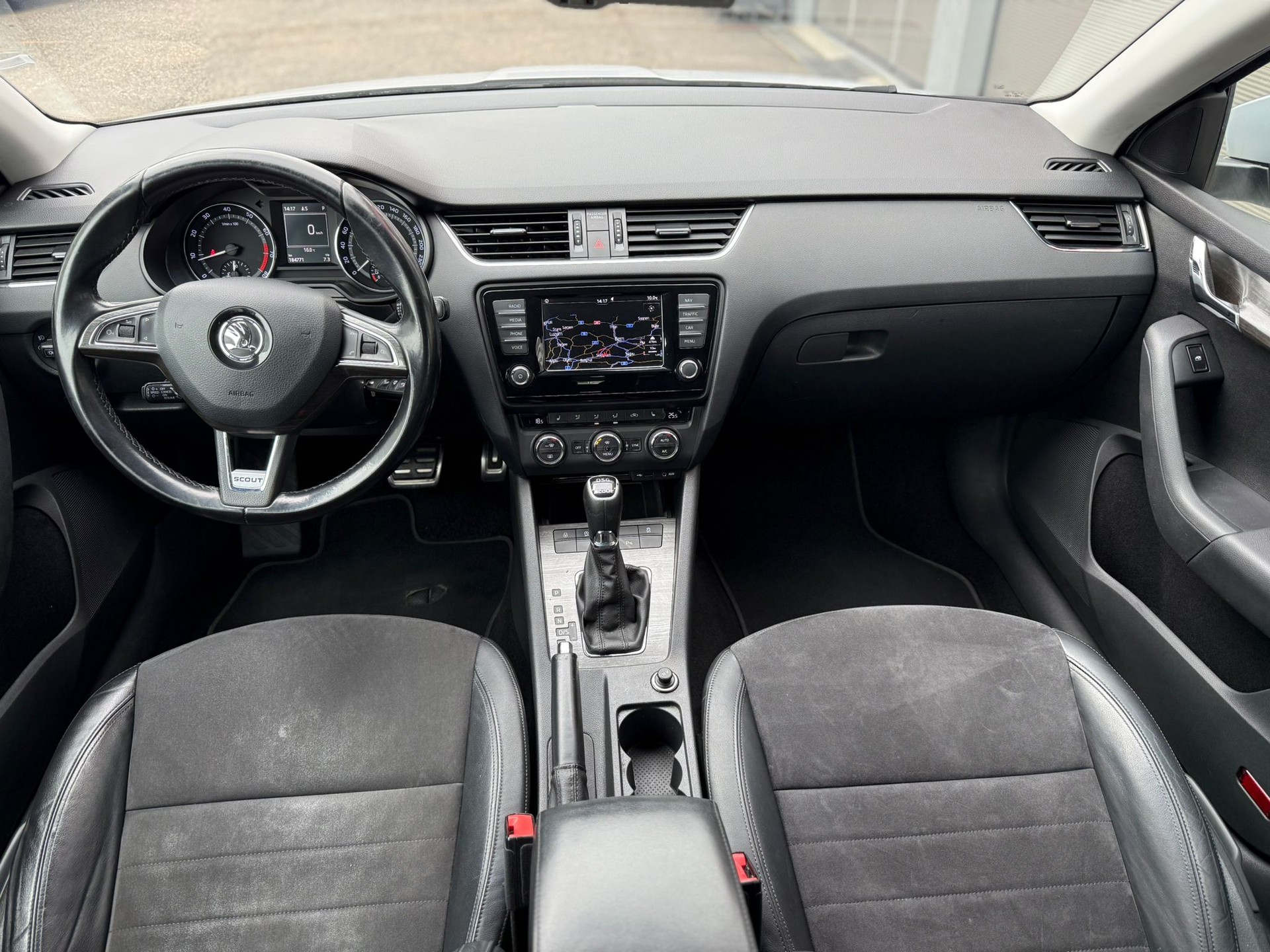 SKODA Octavia Combi 1.8 TSI Scout 4x4 DSG-image-8