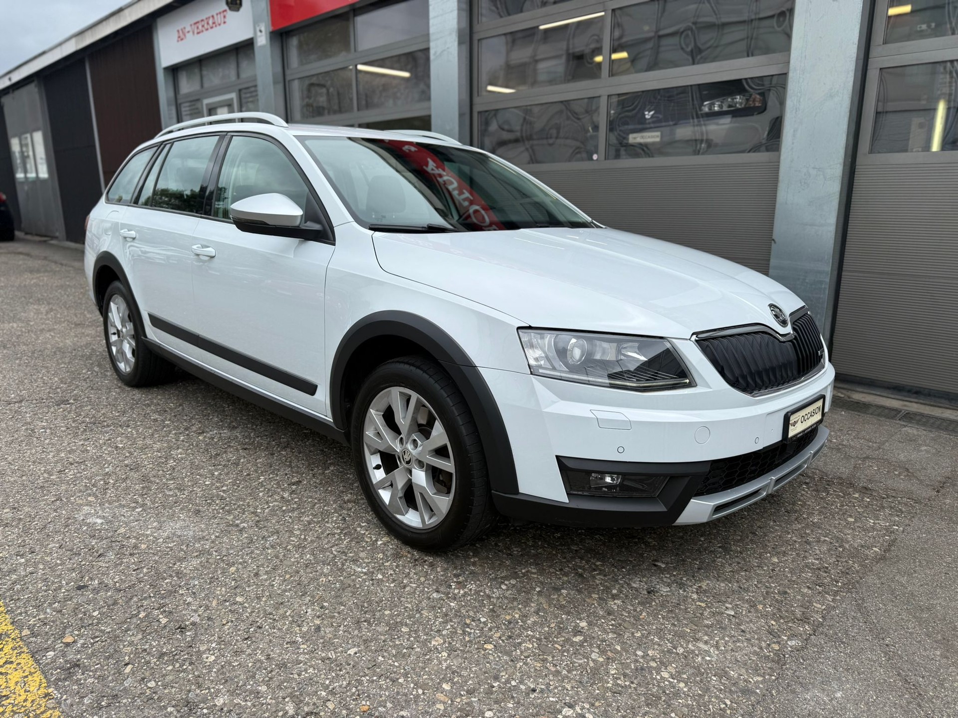 SKODA Octavia Combi 1.8 TSI Scout 4x4 DSG-image-2