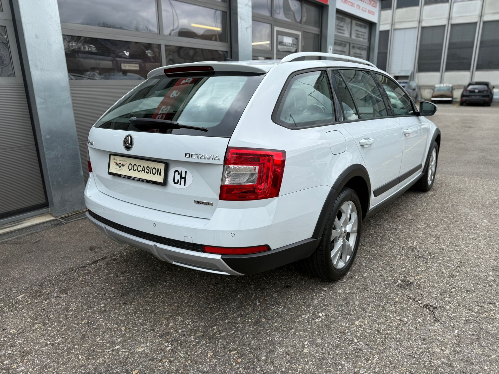 SKODA Octavia Combi 1.8 TSI Scout 4x4 DSG-image-4