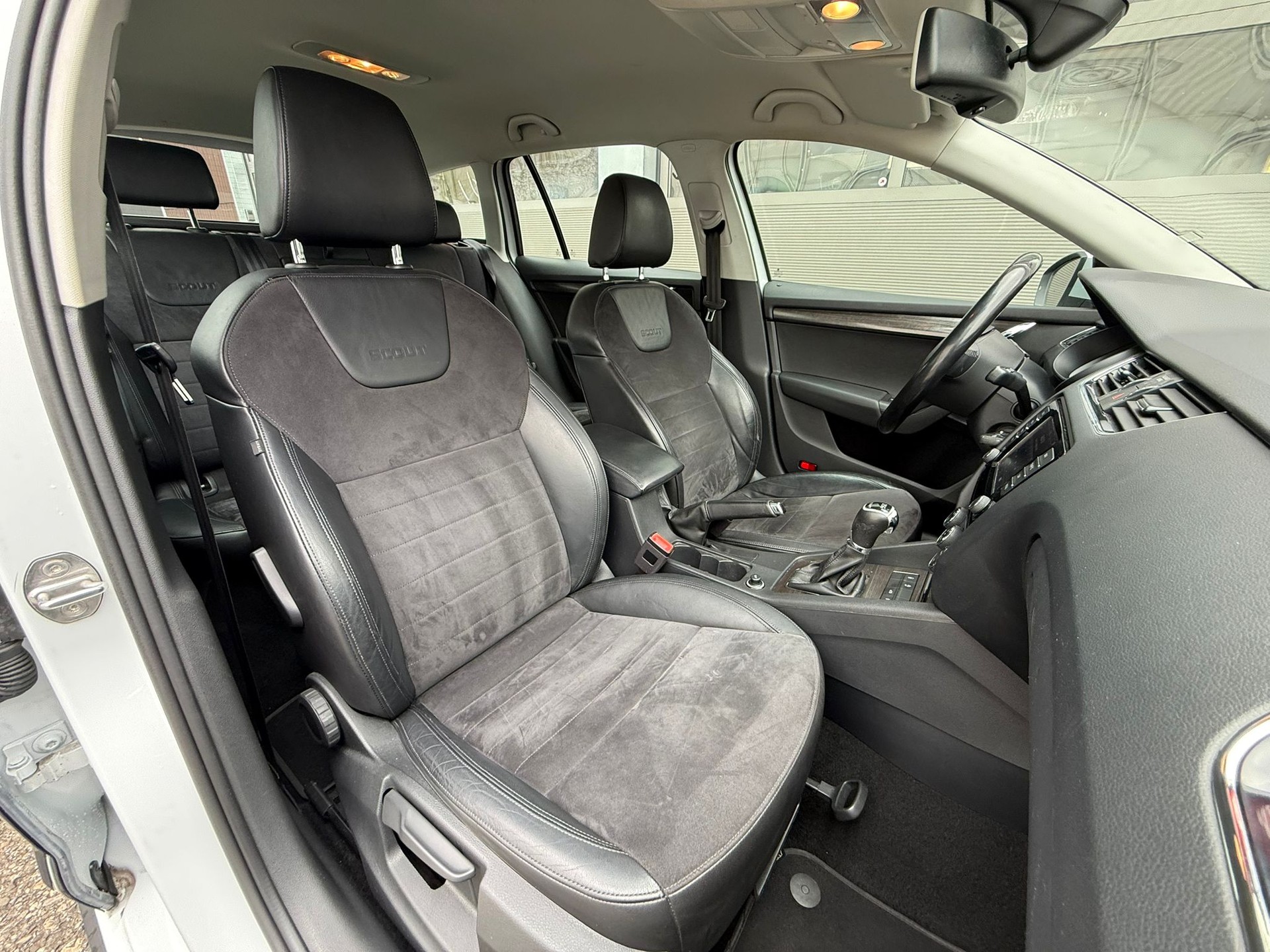 SKODA Octavia Combi 1.8 TSI Scout 4x4 DSG-image-10