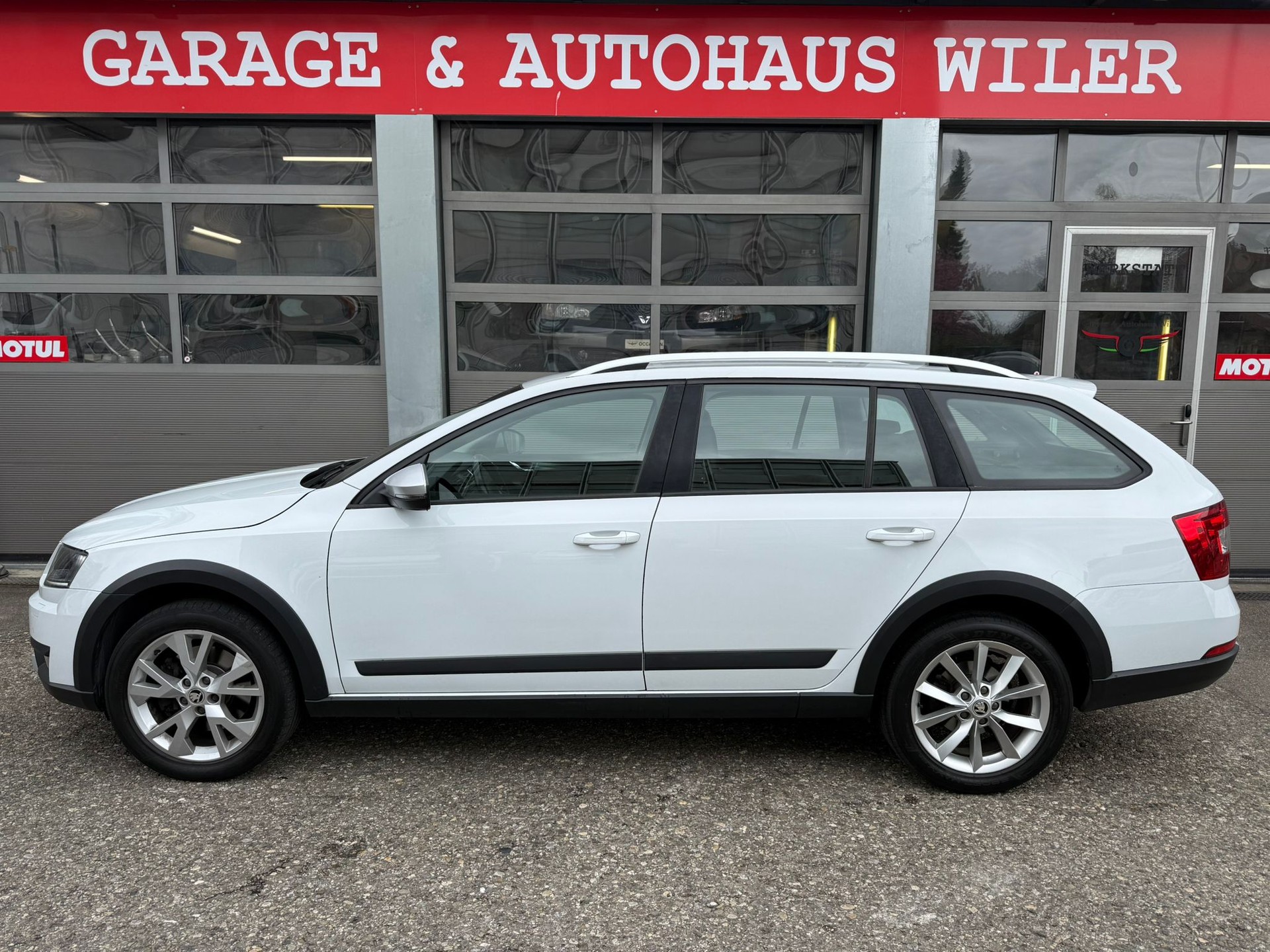 SKODA Octavia Combi 1.8 TSI Scout 4x4 DSG-image-7