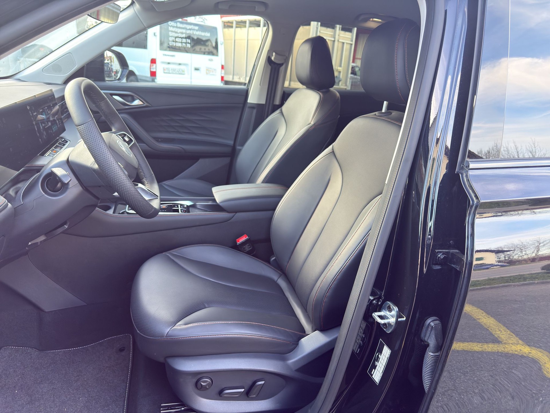 MG HS 1.5 T HEV Luxury-image-22