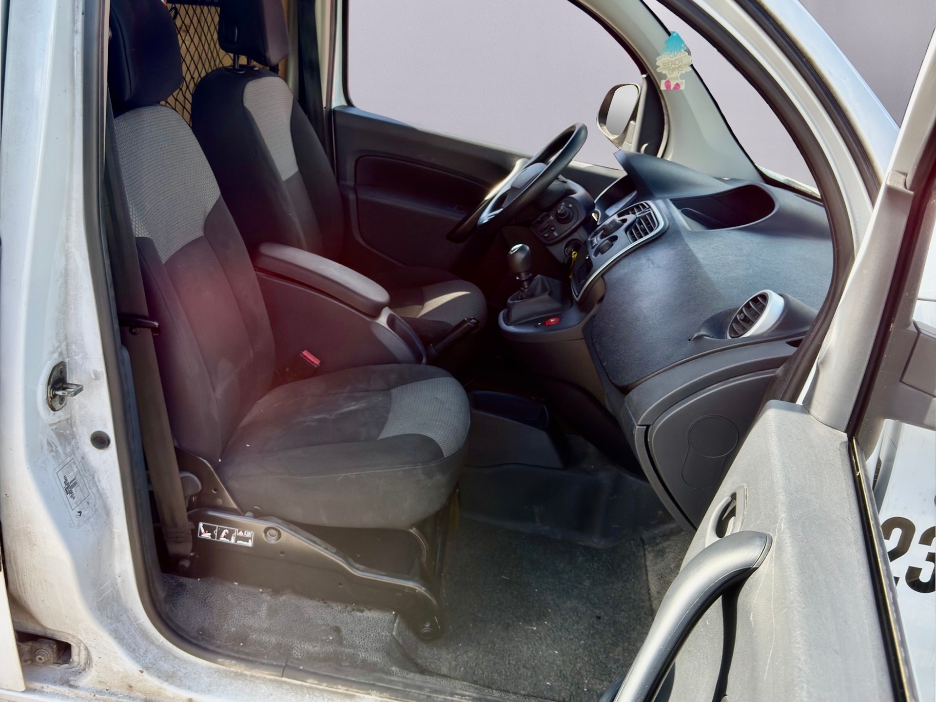 RENAULT Kangoo Medium TCe 115 mit Klimaanlage-image-11