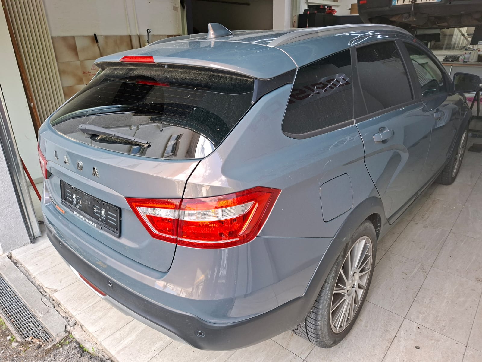 LADA Cross lada-showroom-element-3