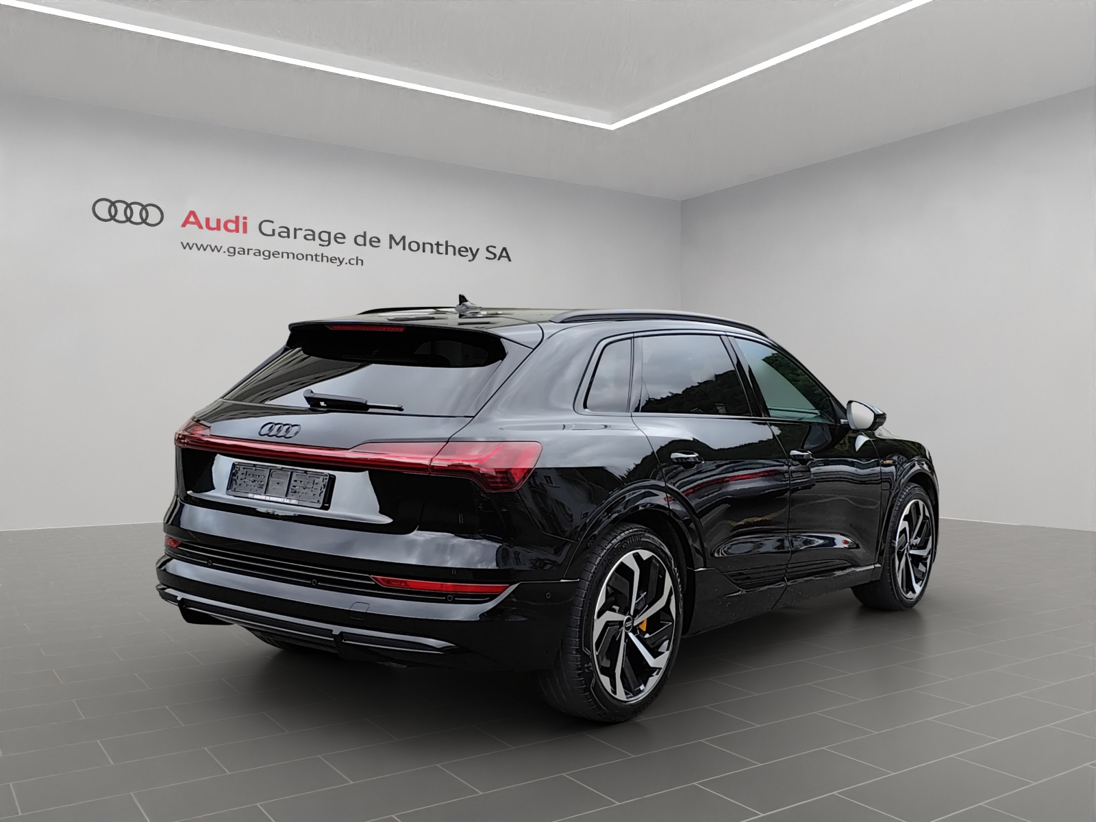 AUDI e-tron 55 S Line Black Edition quattro-image-4