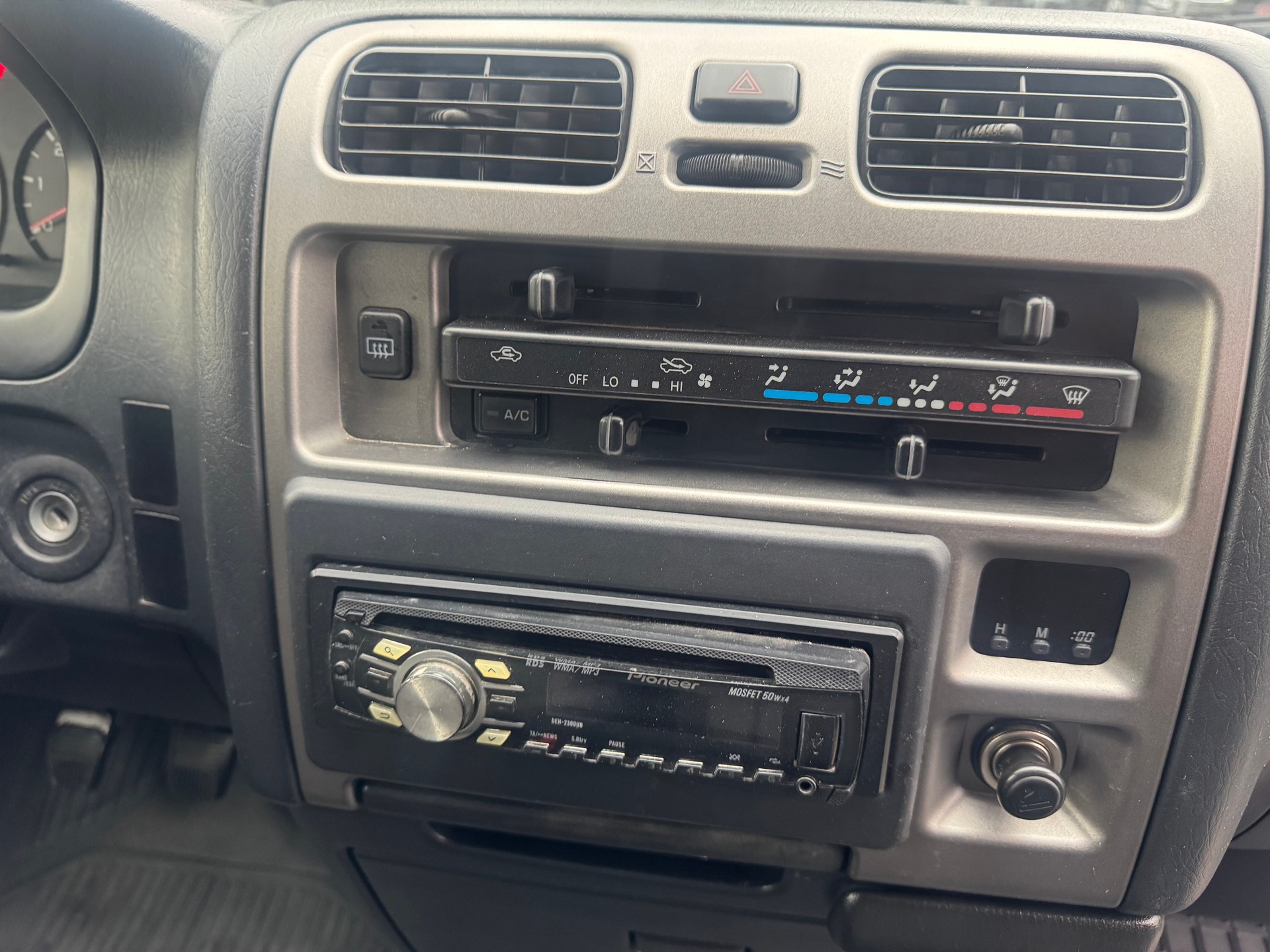 TOYOTA Hiace D-4D Van 4WD SWB-image-5