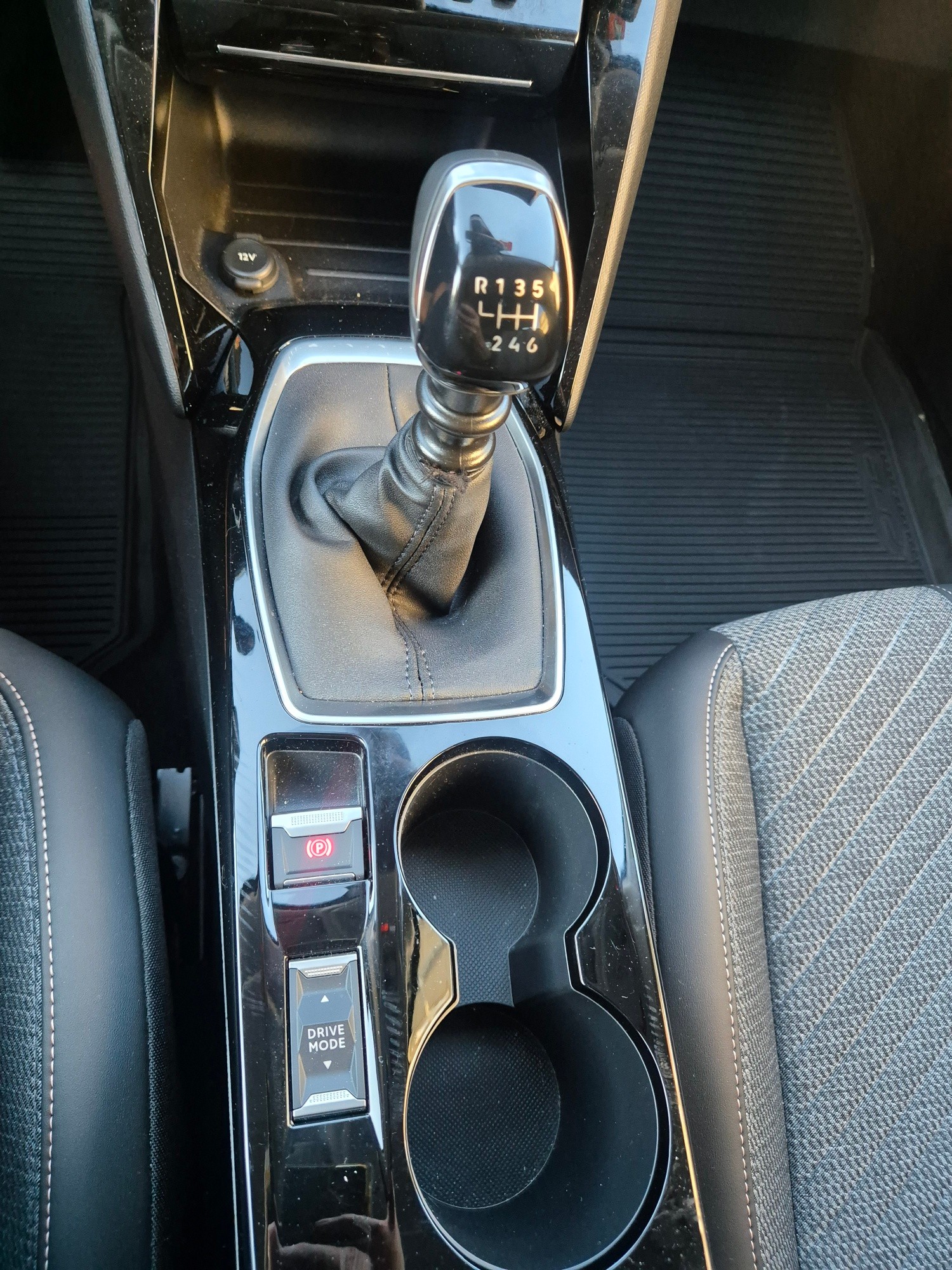 PEUGEOT 208 R 1.2-image-12