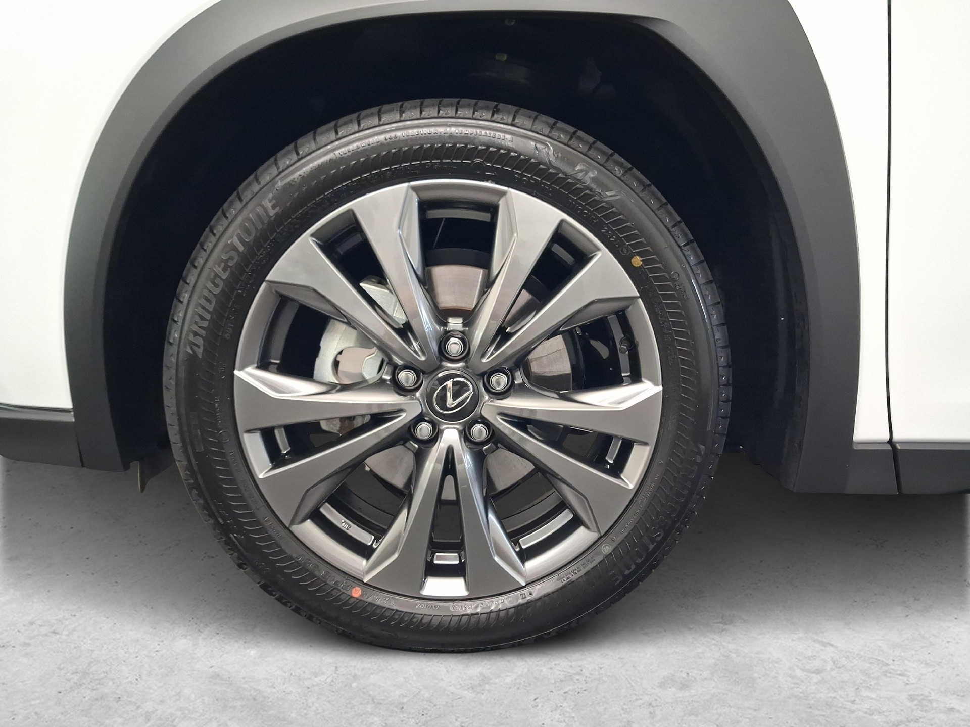 LEXUS UX 300h F-Line-image-16