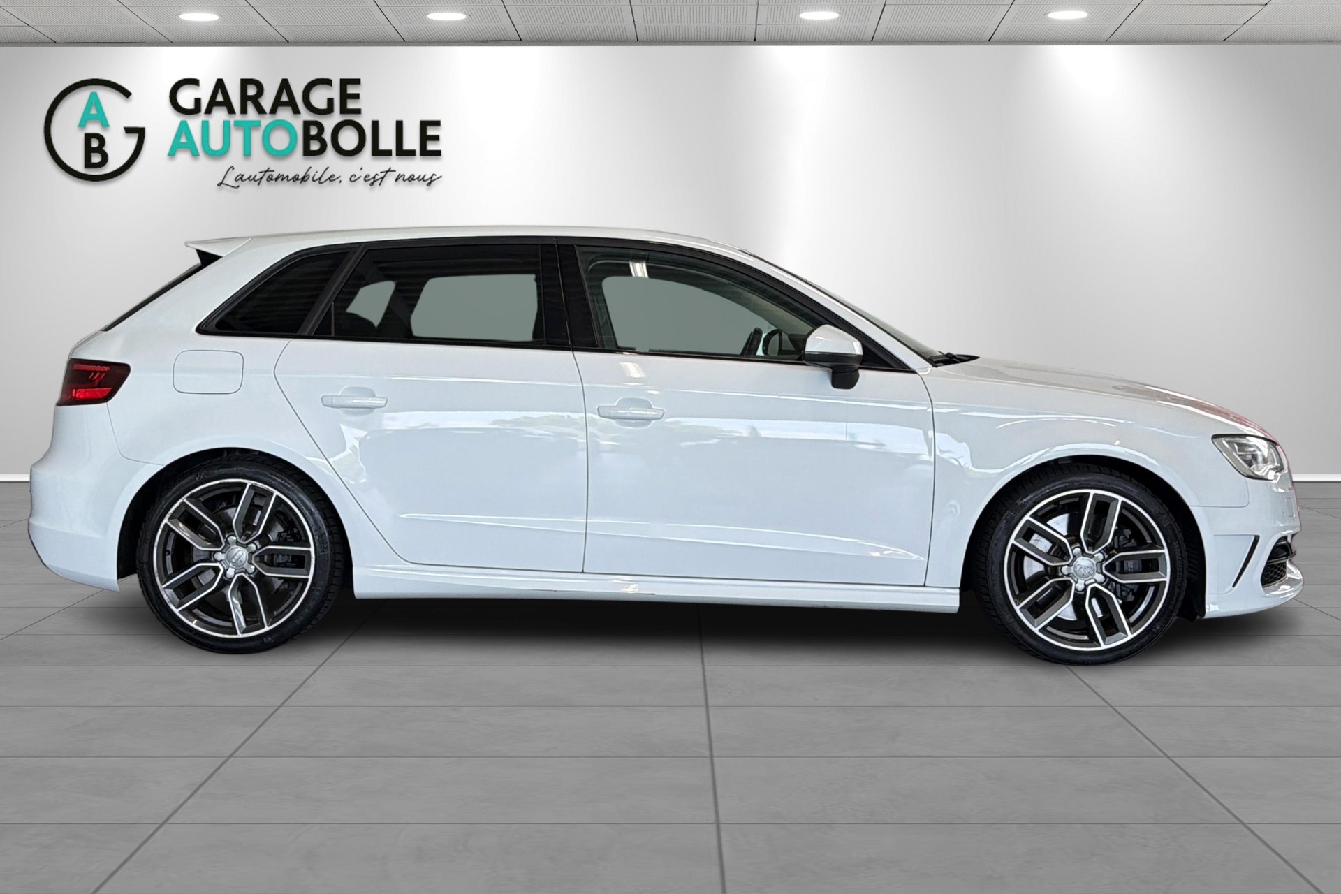 AUDI S3 Sportback 2.0 TFSI quattro S-tronic-showroom-element-2
