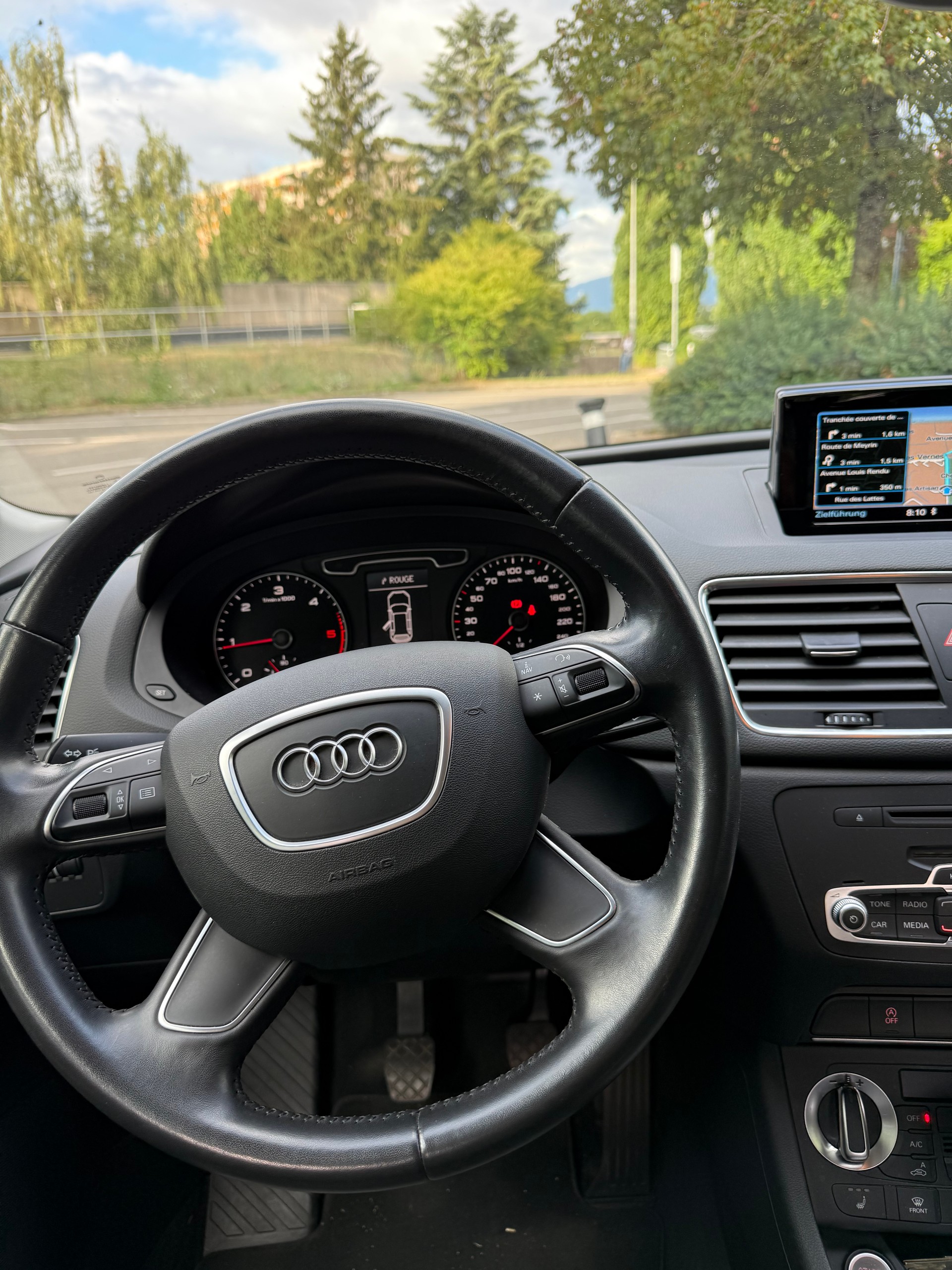 AUDI Q3 2.0 TDI-image-12