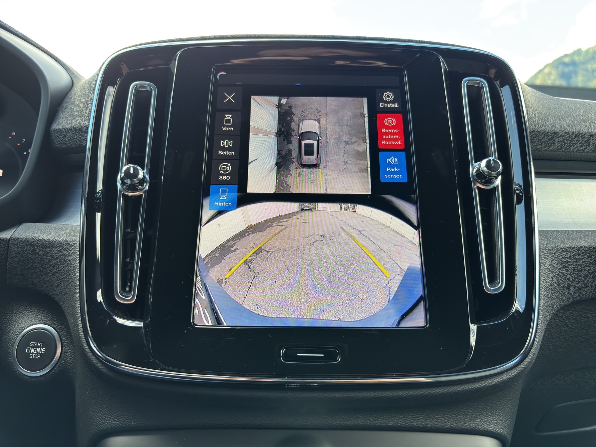 VOLVO XC40 2.0 B3 MH Plus Dark-image-17