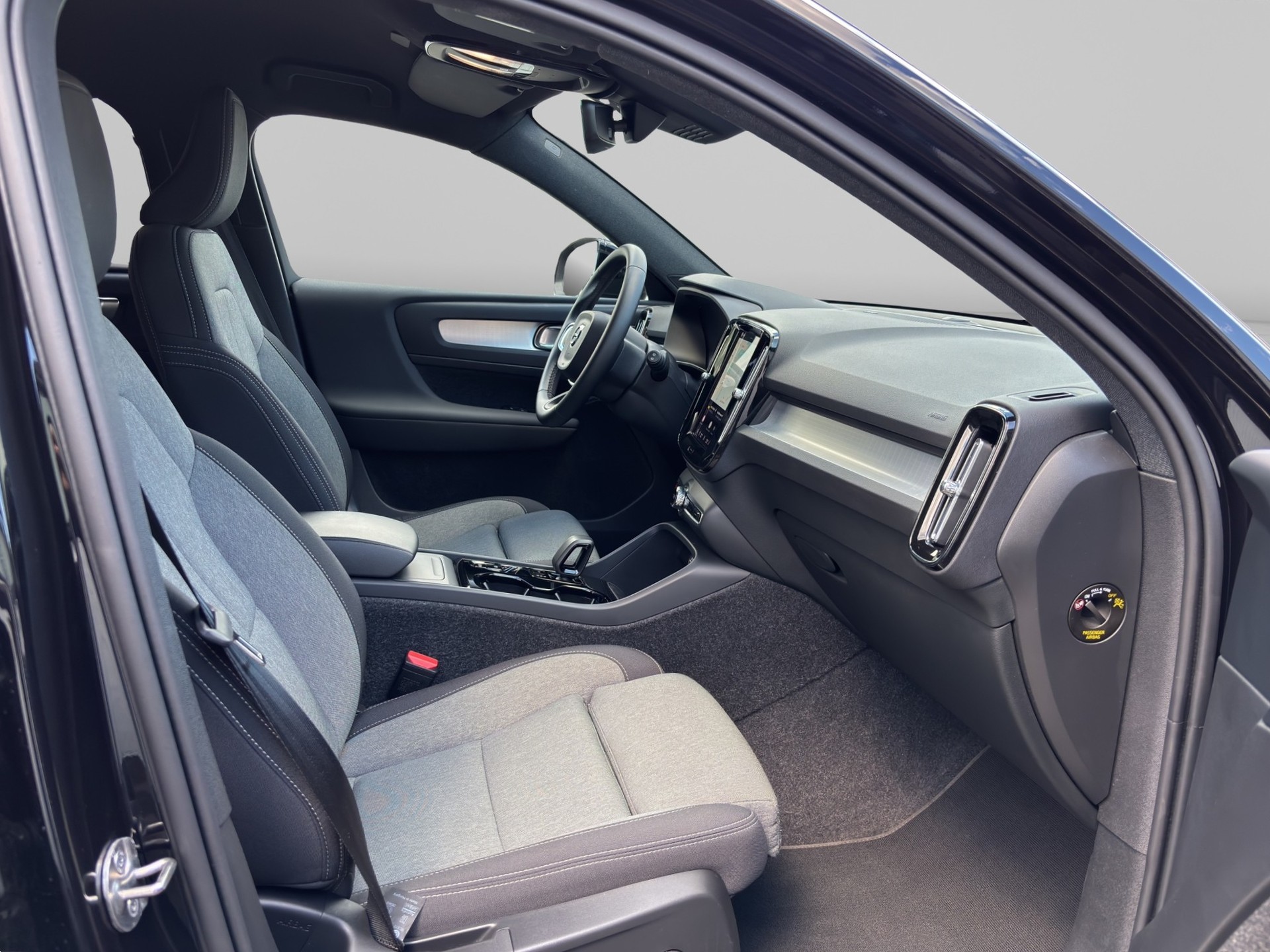 VOLVO XC40 2.0 B3 MH Plus Dark-image-13
