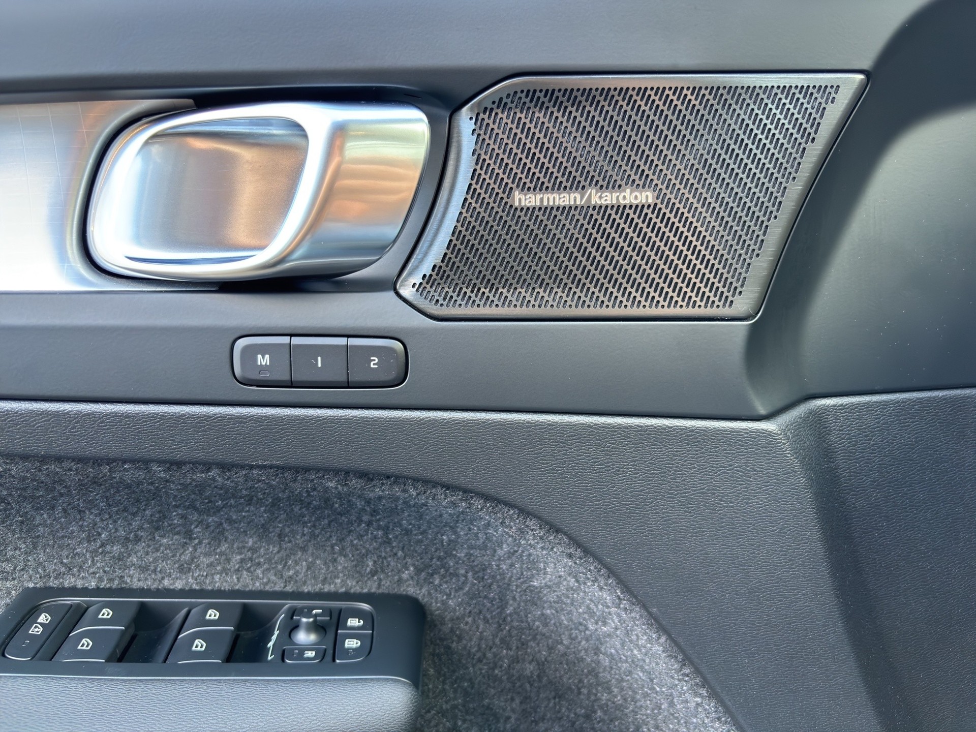 VOLVO XC40 2.0 B3 MH Plus Dark-image-16