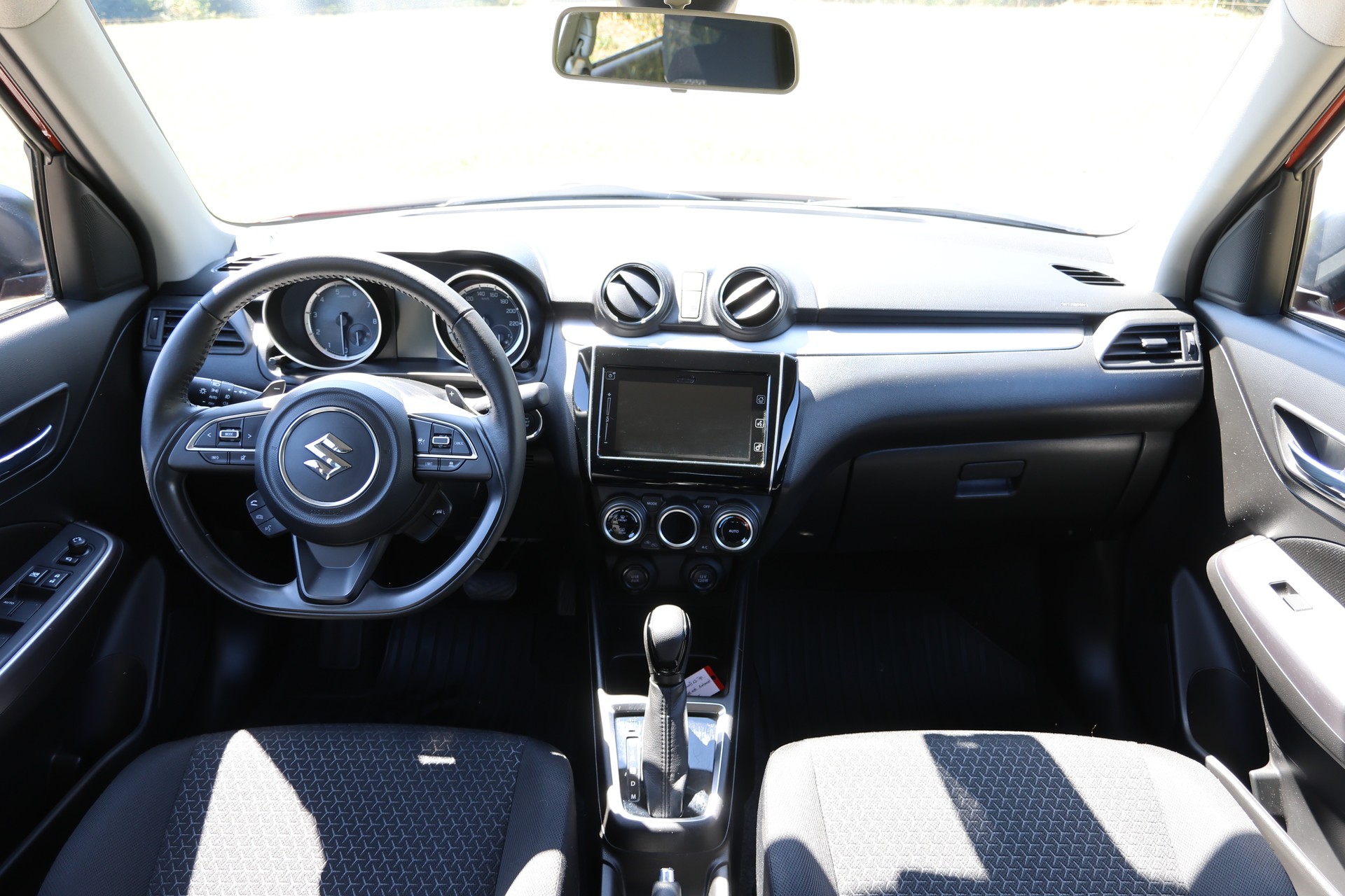 SUZUKI Swift 1.2i Compact Top Hybrid CVT-showroom-element-3
