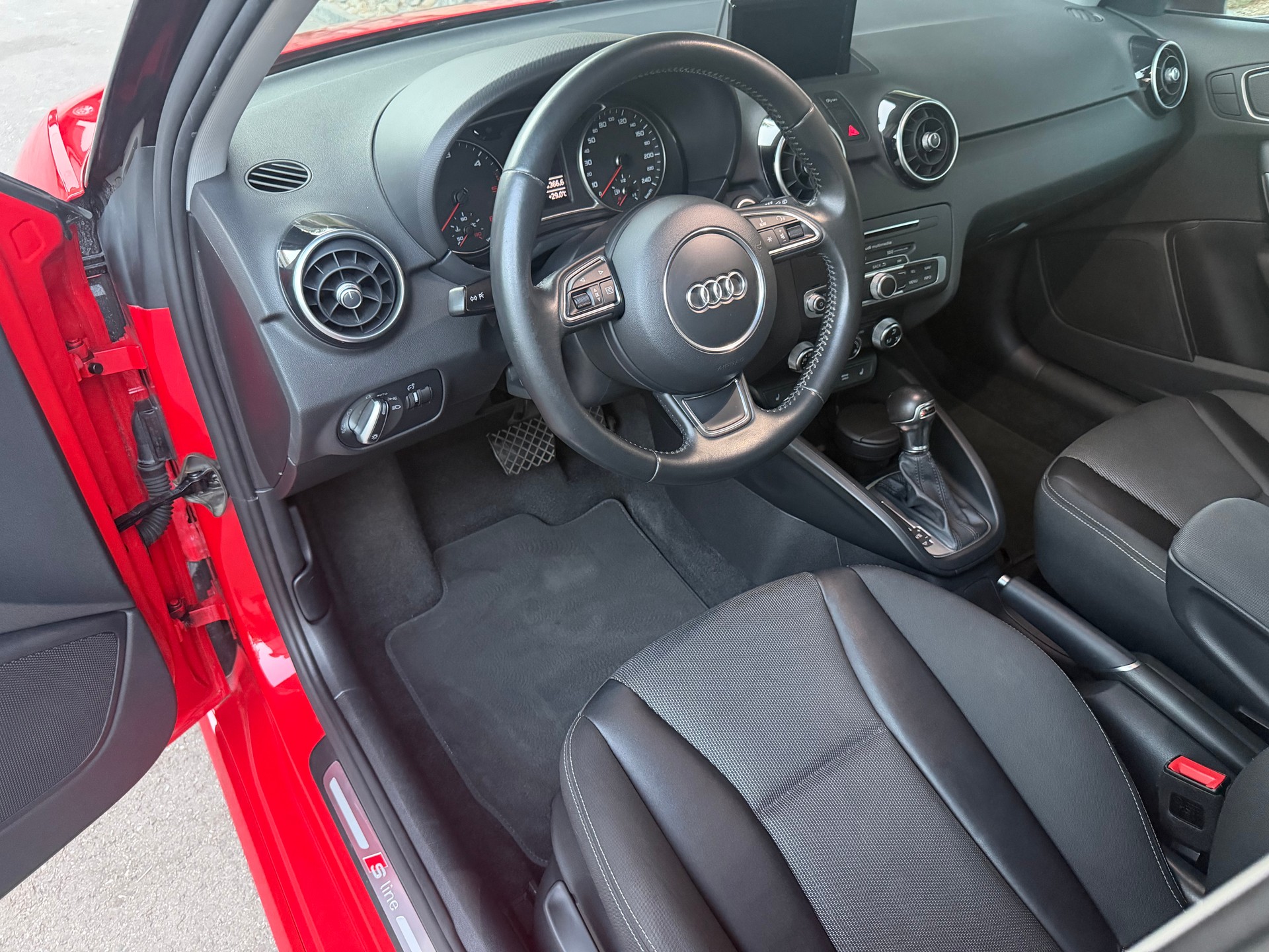 AUDI A1 Sportback 1.6 TDI S-Line S-tronic-image-6