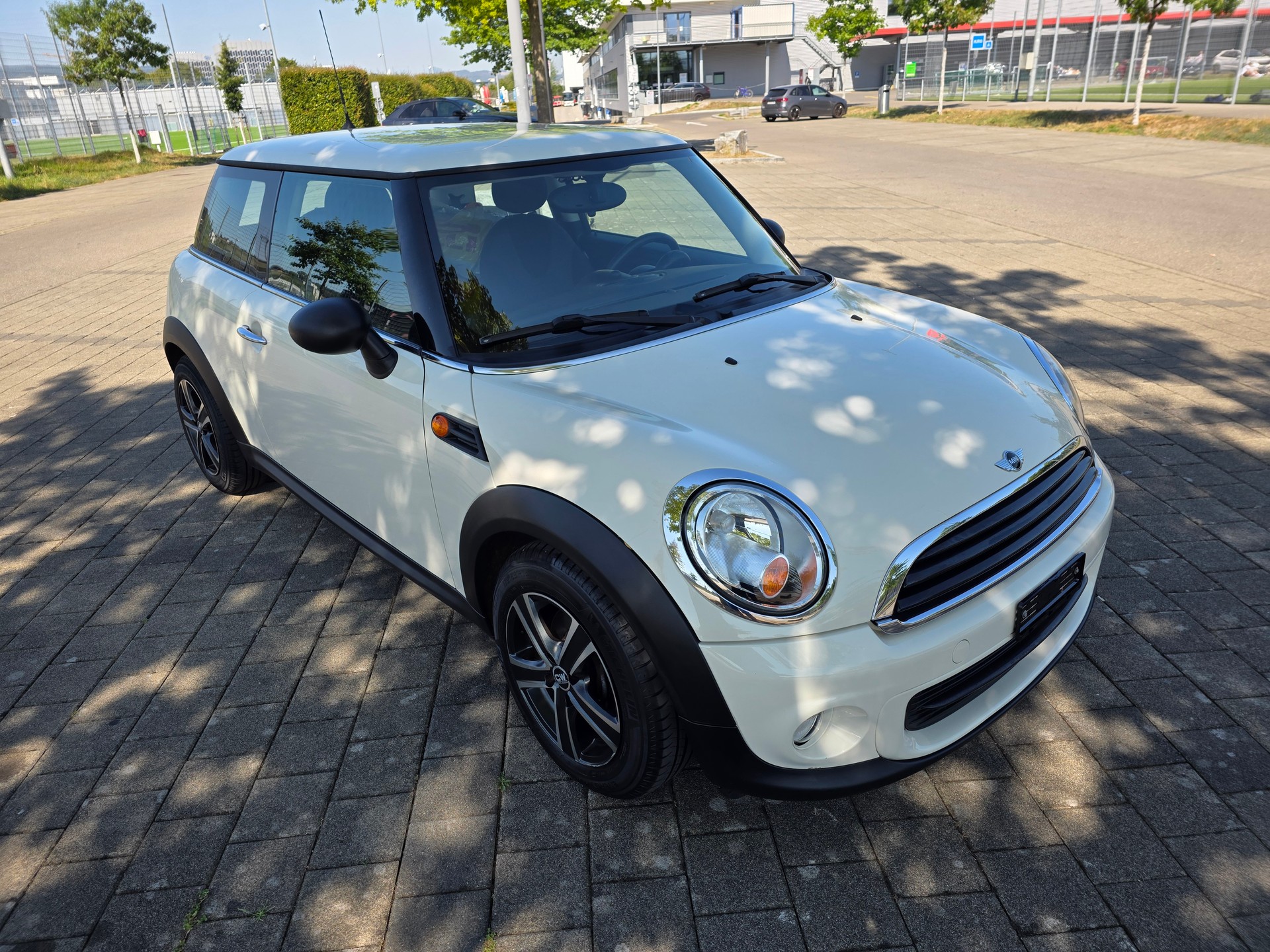 MINI One-showroom-element-2