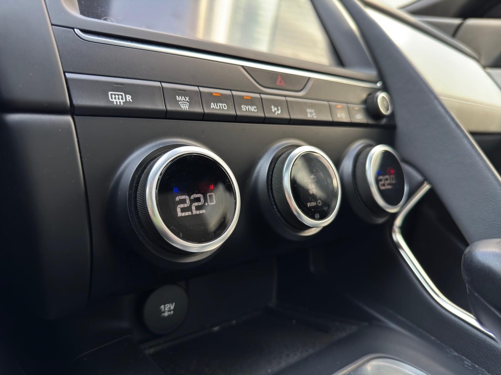 JAGUAR E-Pace P200 R-Dynamic S AWD Automatik-image-21