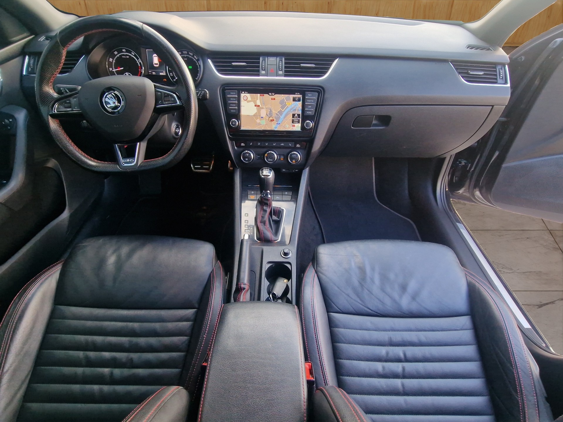 SKODA Octavia Combi 2.0 TSI RS DSG-image-11