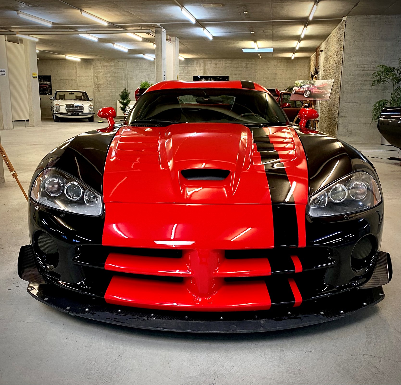 DODGE VIPER ACR 1:33 Edition-showroom-element-2
