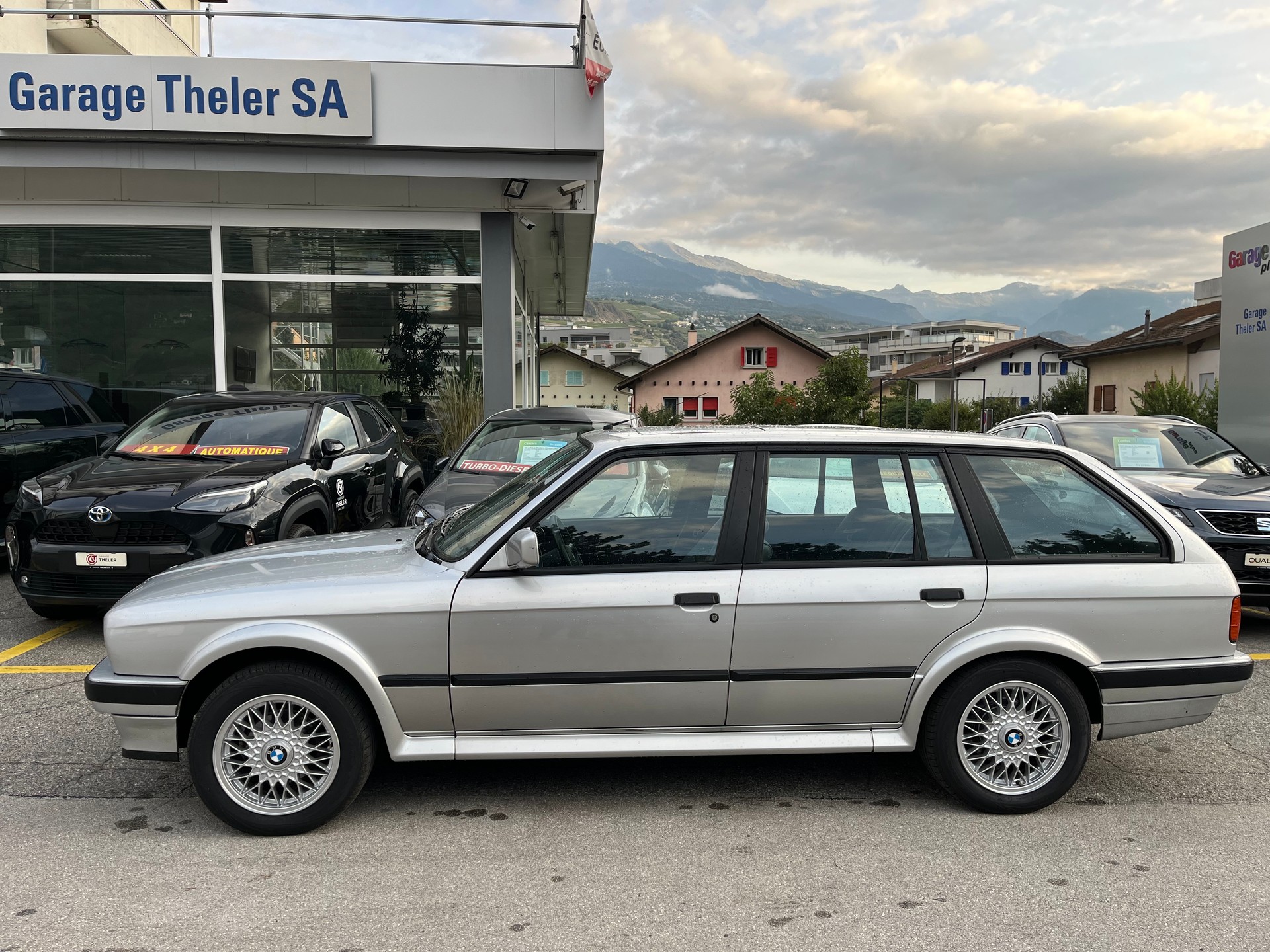 BMW 325iX A Touring AUTOMATIQUE-showroom-element-1