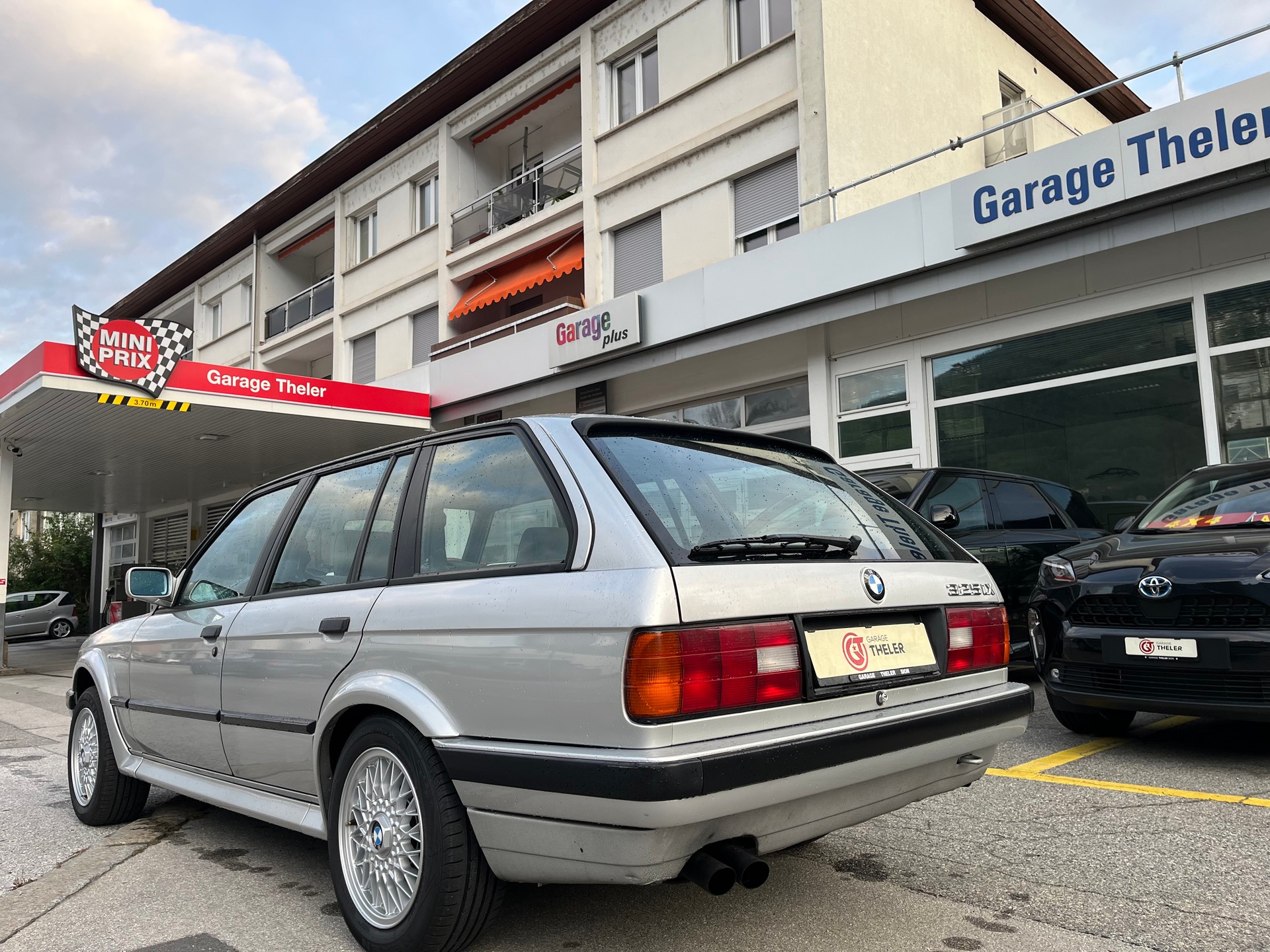 BMW 325iX A Touring AUTOMATIQUE-showroom-element-2