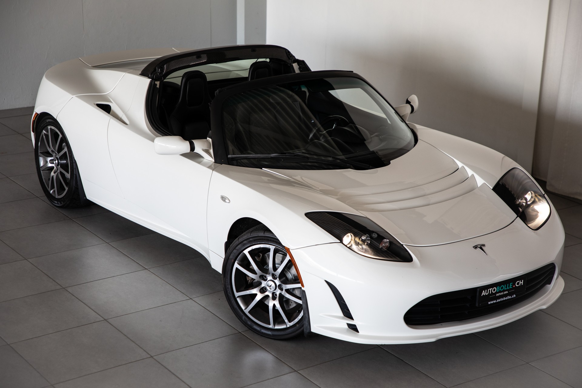 TESLA Roadster with all new battery-showroom-element-2