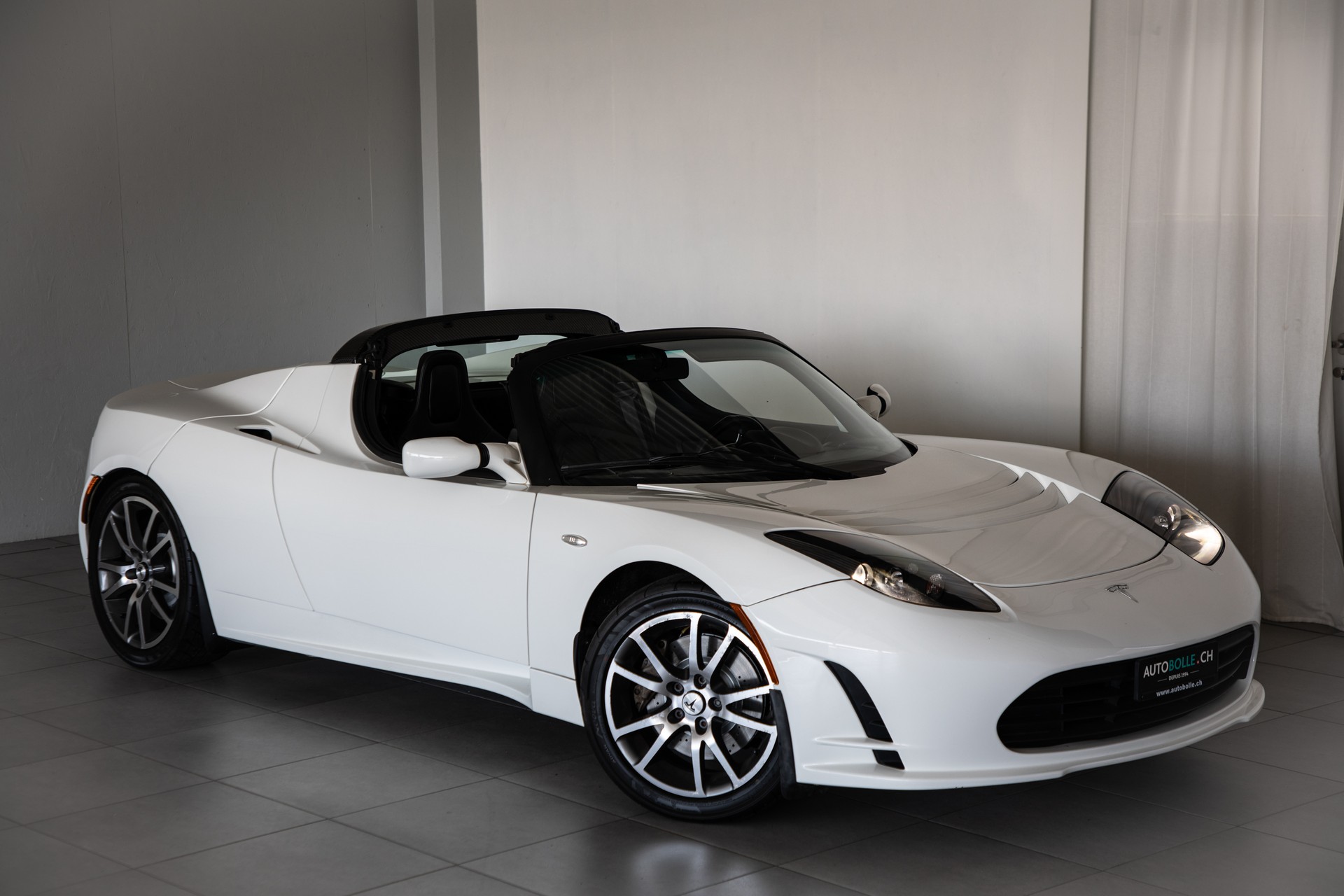 TESLA Roadster with all new battery-showroom-element-1