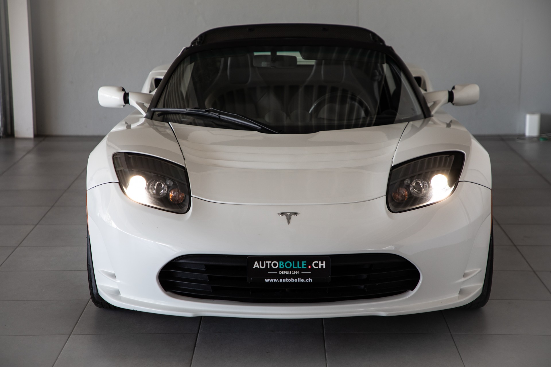 TESLA Roadster with all new battery-showroom-element-3