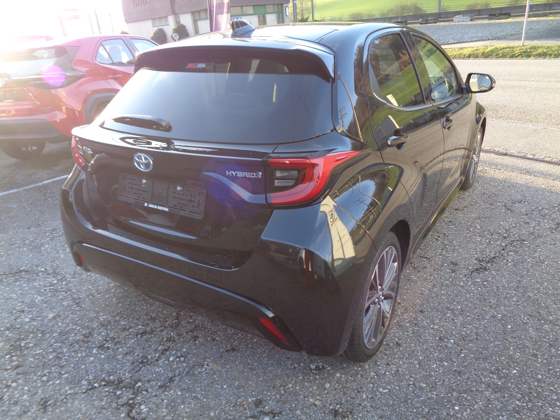 TOYOTA Yaris 1.5 Premium e-CVT-image-4