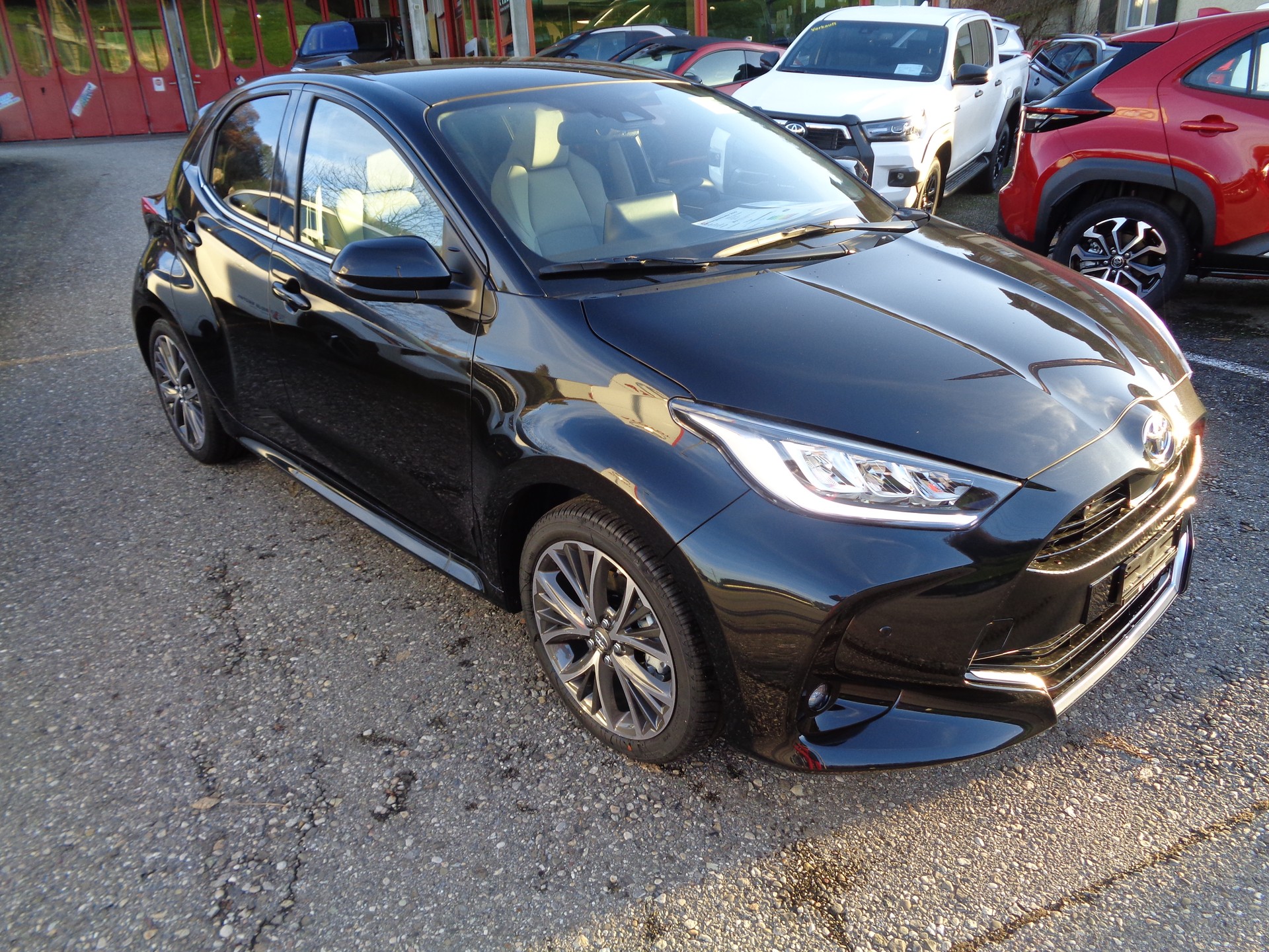 TOYOTA Yaris 1.5 Premium e-CVT-image-5