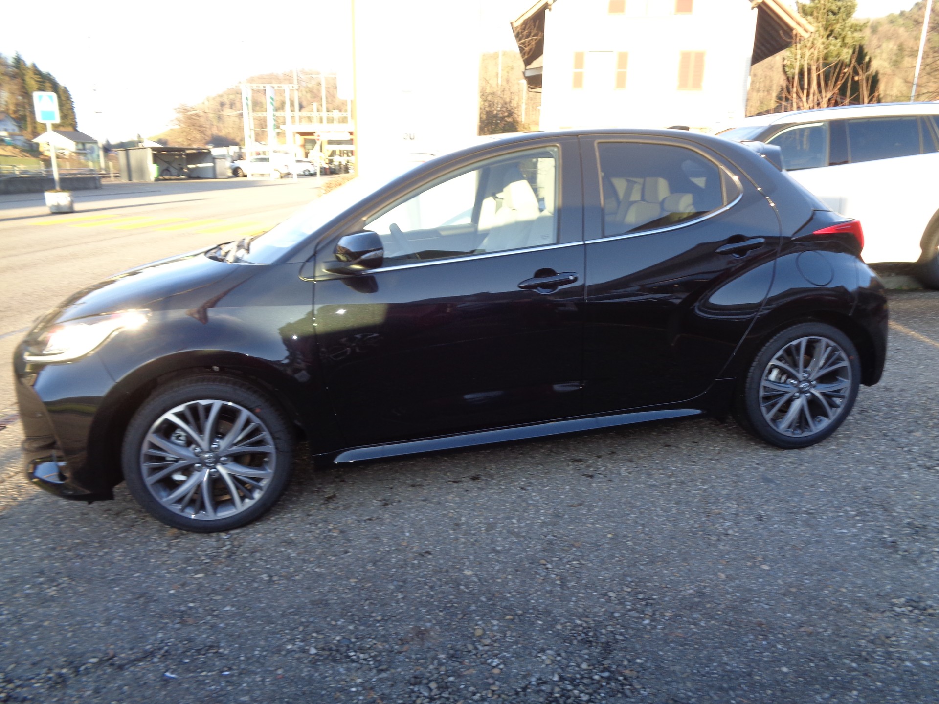 TOYOTA Yaris 1.5 Premium e-CVT-showroom-element-1